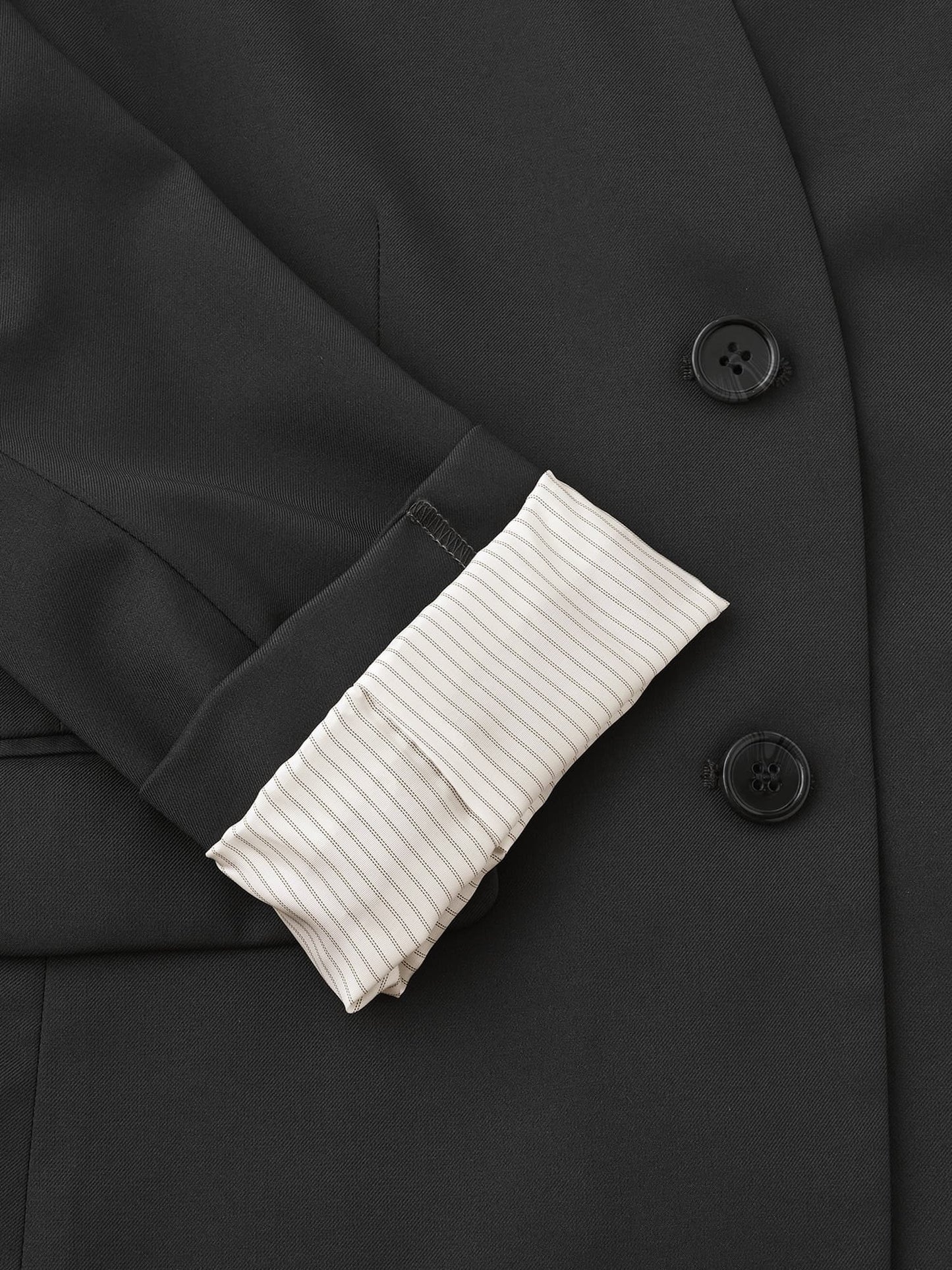 ※こちらはチャコールの裏地写真でございます。