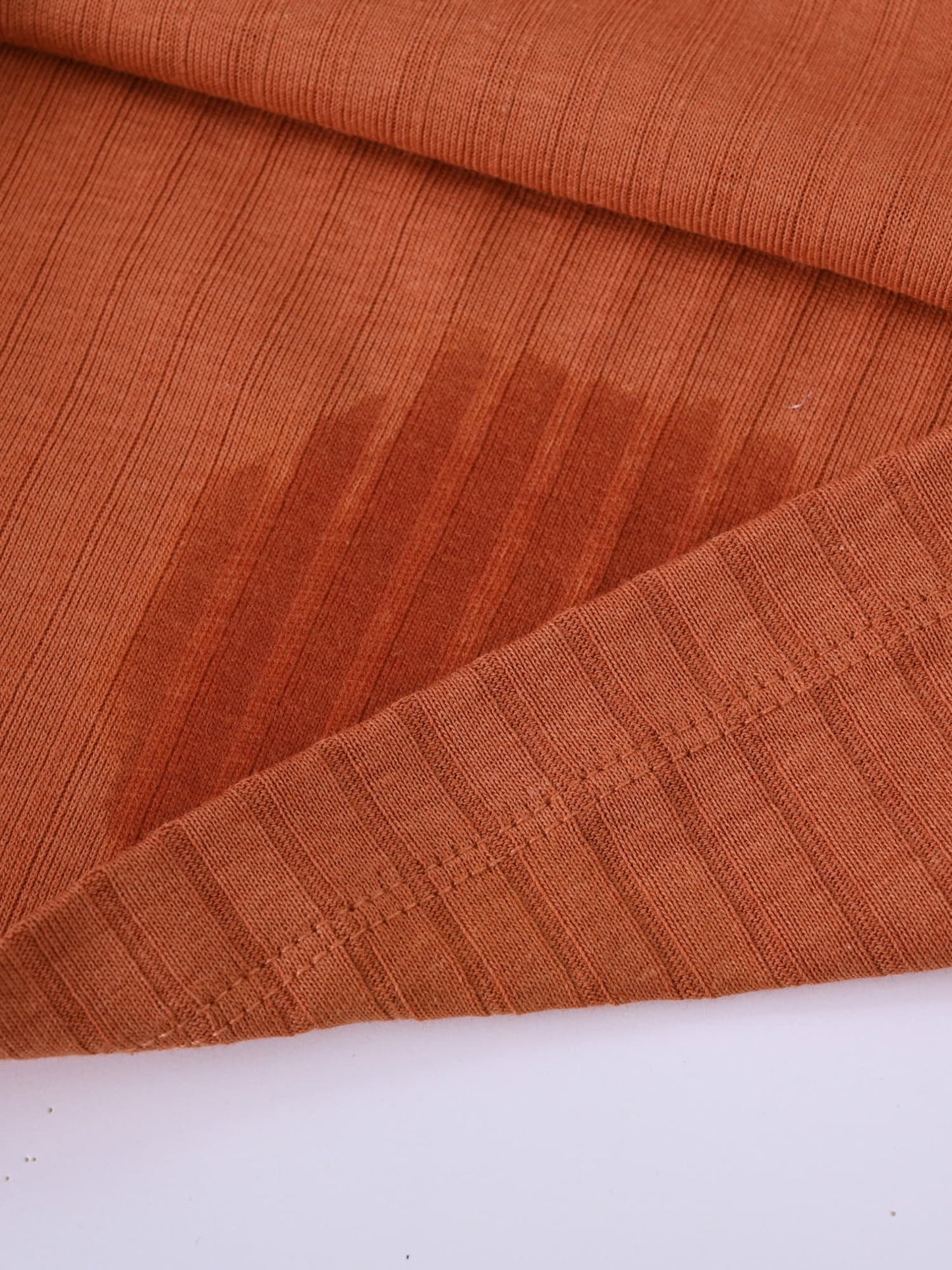 汗染み防止の機能を備えており、裏側の水分が表側に影響しづらくなっております。