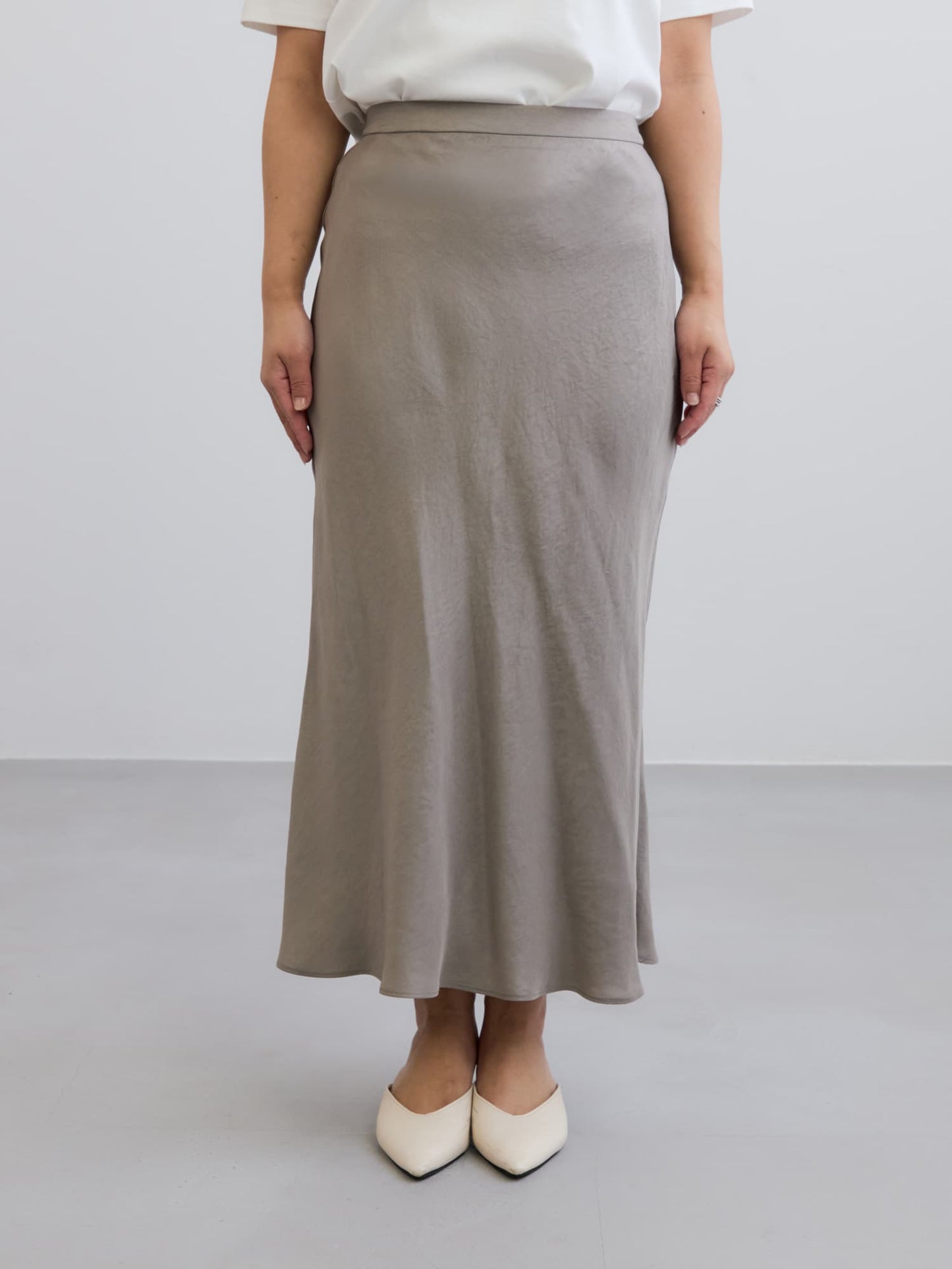 ※こちらが実物のカラーに一番お色味が近くなっております。（グレージュ）<br>144cm | B:80 W:64 H:84 股下:62 | short-XS着用(ヒールの高さ: 3.5cm) 