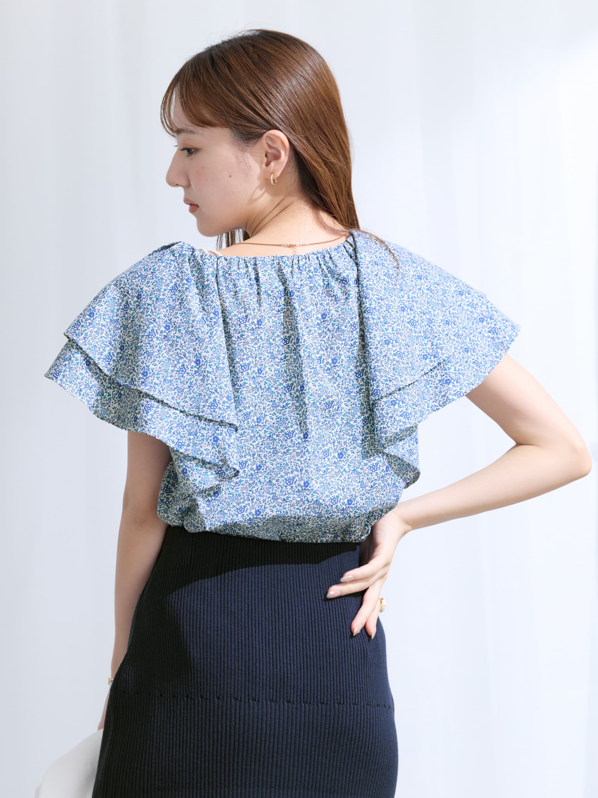COHINA MADE WITH LIBERTY FABRIC】ラッフルスリーブブラウス | 小柄