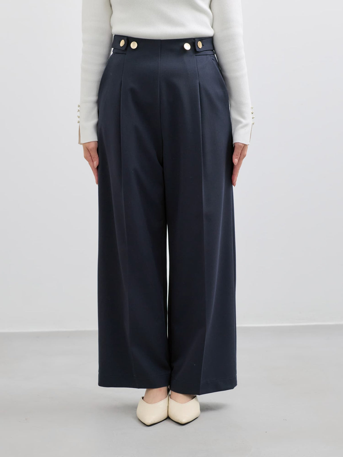 ※こちらが実物のカラーに一番お色味が近くなっております。（ネイビー）<br>149cm | B:77 W:60 H:83 股下:68.5 | regular-XS着用(ヒールの高さ: 3.5cm)