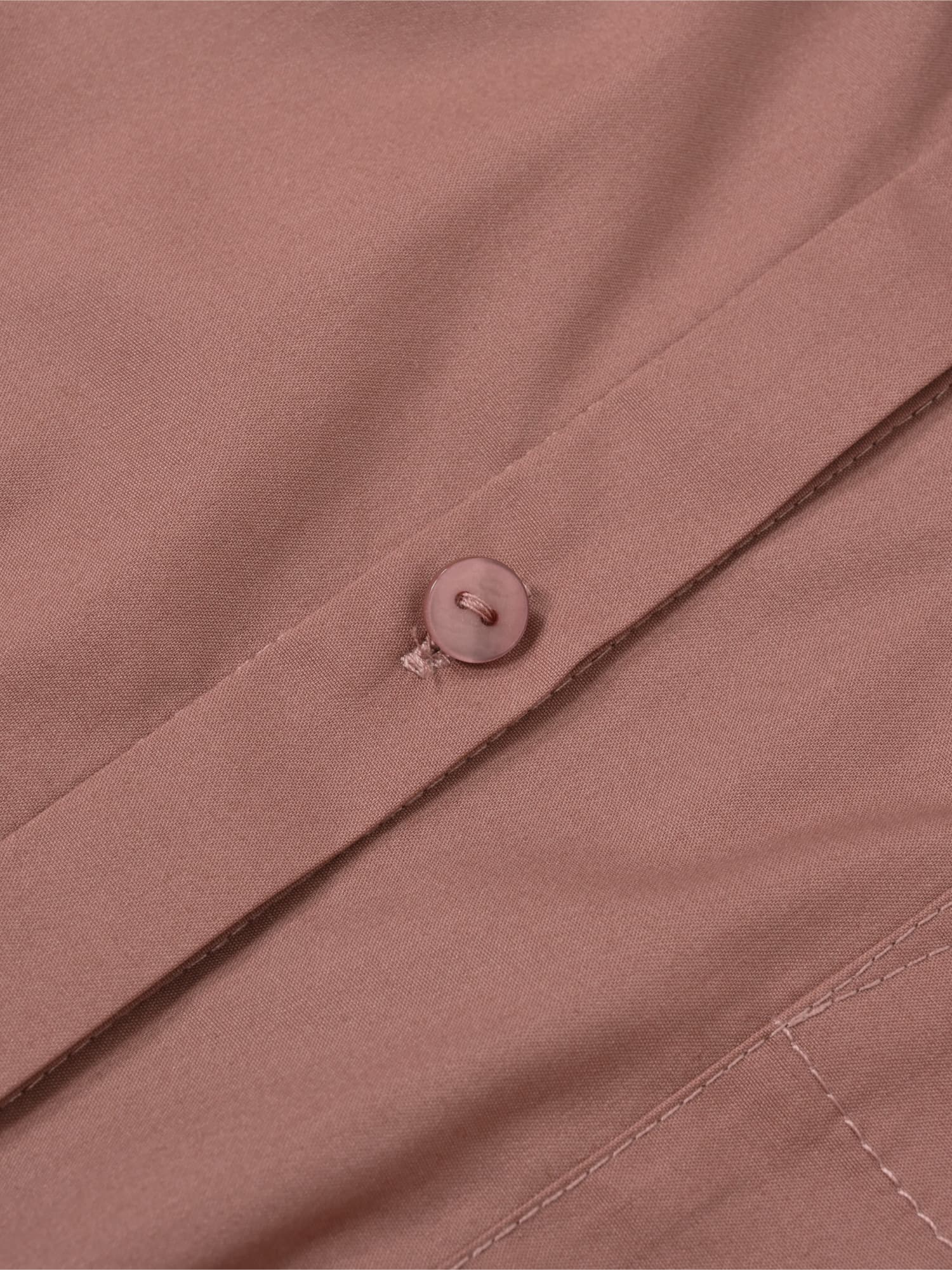 アシメヘムウエストリボンシャツ　 ¥17,000 COHINA エストラータ アシメヘムウエストリボンシャツ | 小柄・低身長女性向けファッション