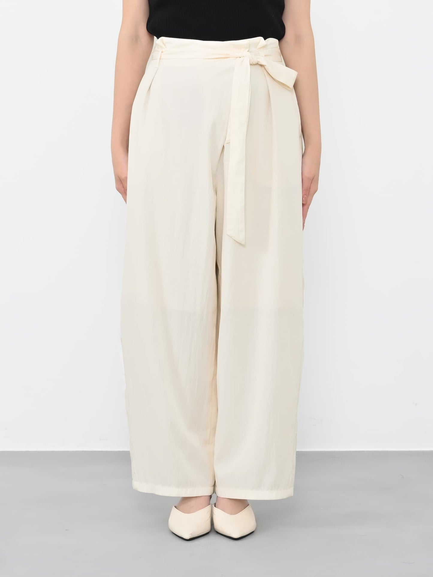 ※こちらが実物のカラーに一番お色味が近くなっております。（オフホワイト）<br>149cm | B:77 W:60 H:83 股下:68.5 | regular-XS着用 (ヒールの高さ: 3.5cm) 