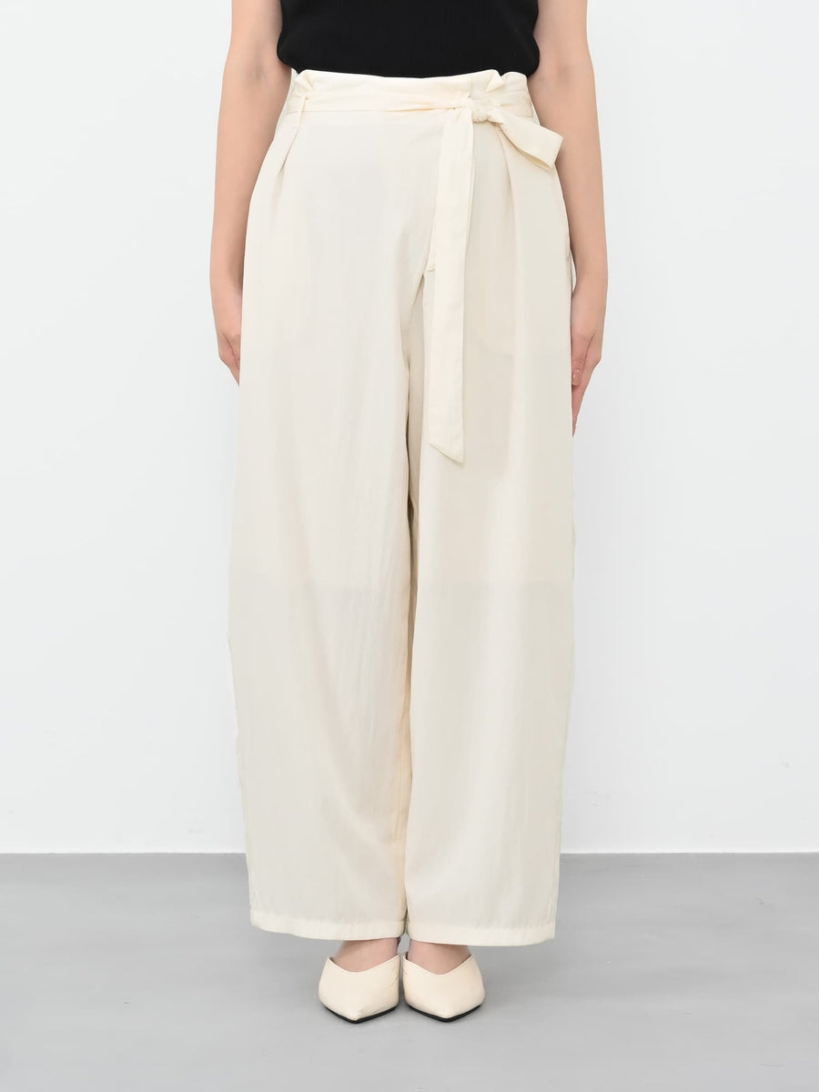 ※こちらが実物のカラーに一番お色味が近くなっております。（オフホワイト）<br>149cm | B:77 W:60 H:83 股下:68.5 | regular-XS着用 (ヒールの高さ: 3.5cm) 