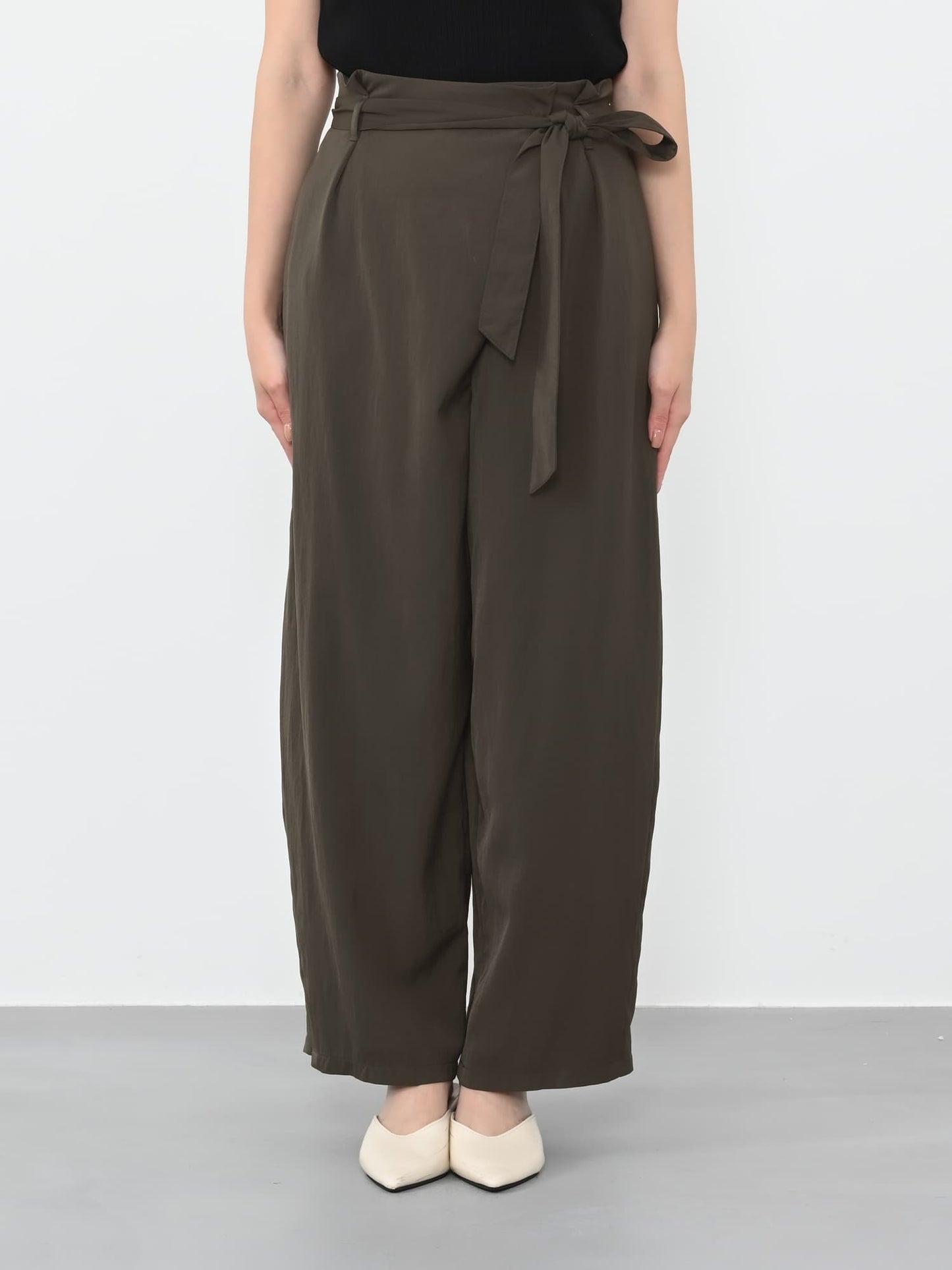 ※こちらが実物のカラーに一番お色味が近くなっております。（チャコール）<br>149cm | B:77 W:60 H:83 股下:68.5 | regular-XS着用  (ヒールの高さ: 3.5cm) 