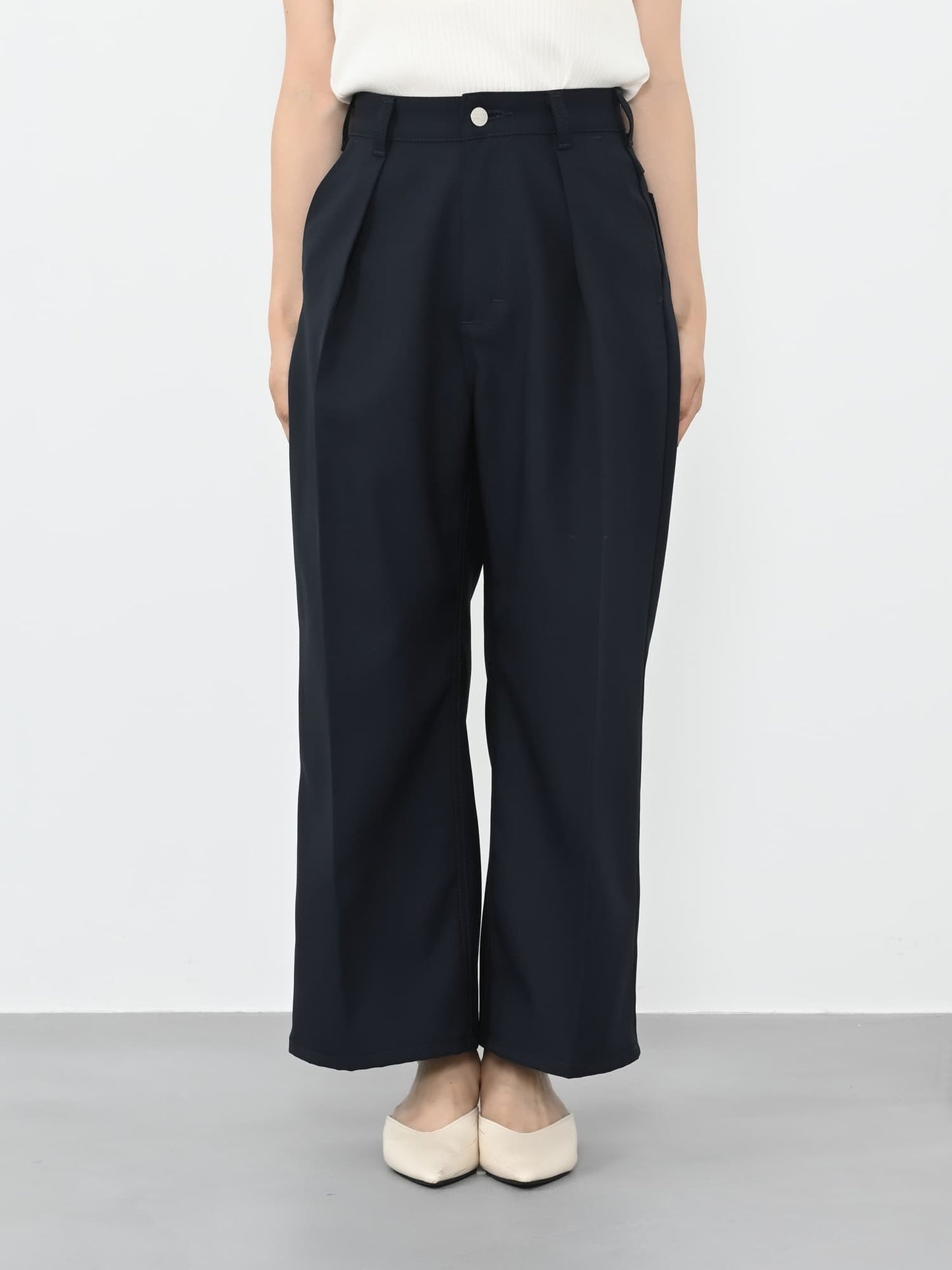 ※こちらが実物のカラーに一番お色味が近くなっております。（ネイビー）<br>143cm | B:73 W:60 H:81 股下:65 |short-XS着用 (ヒールの高さ: 3.5cm) 