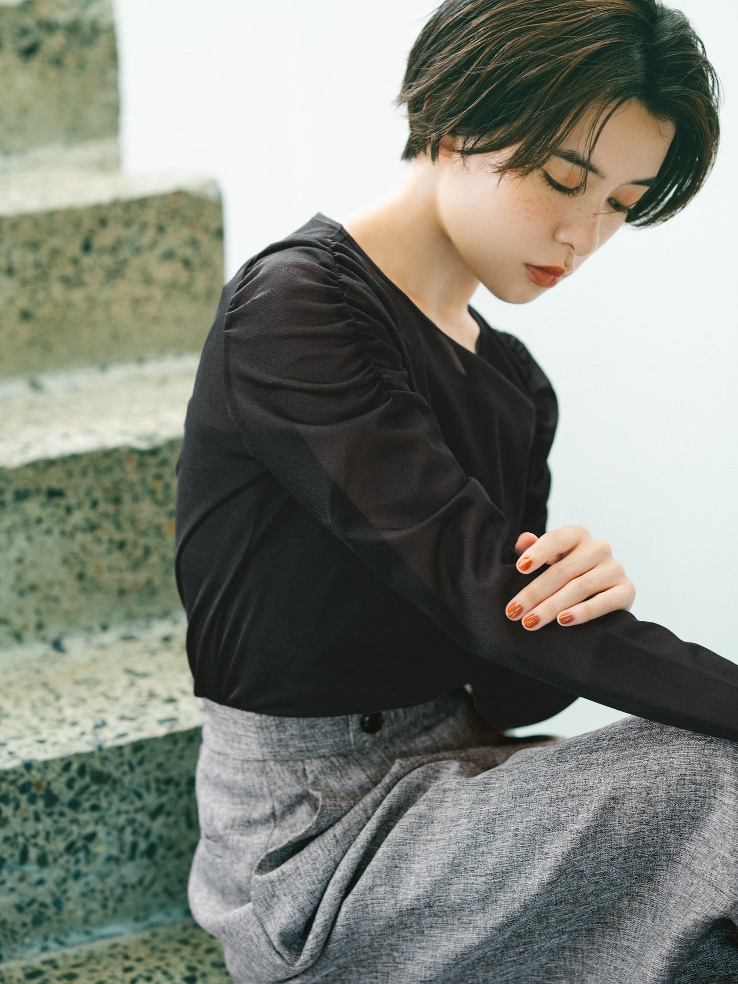 ギャザースリーブシアーカットトップス　[通常]