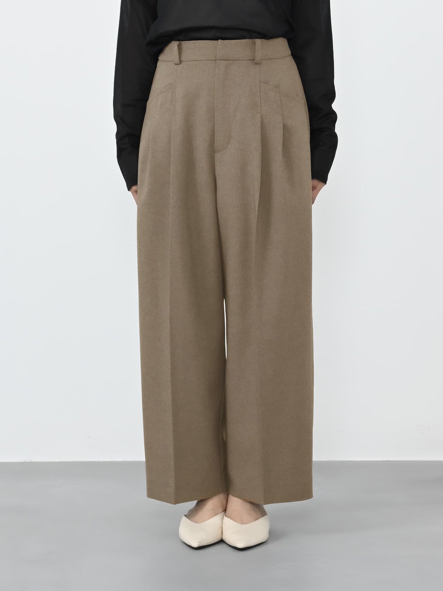 ※こちらが実物のカラーに一番お色味が近くなっております。（グレージュ）<br>143cm | B:73 W:60 H:81 股下:65  | short-XS着用(ヒールの高さ:3.5cm)