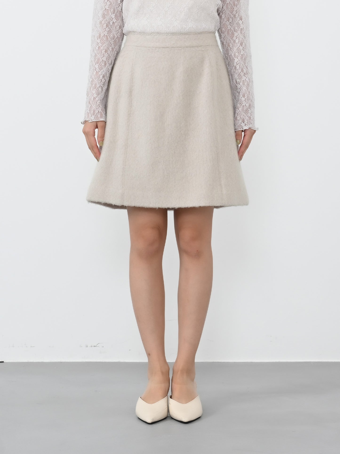 ※こちらが実物のカラーに一番お色味が近くなっております。（ライトベージュ）<br>149cm | B:77 W:60 H:83 股下:68.5 | XS着用 (ヒールの高さ:3.5cm)