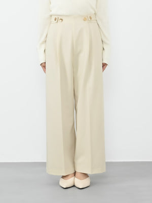 ※こちらが実物のカラーに一番お色味が近くなっております。（アイボリー）<br>143cm | B:73 W:60 H:81 股下:65  | short-XS着用(ヒールの高さ: 3.5cm) 