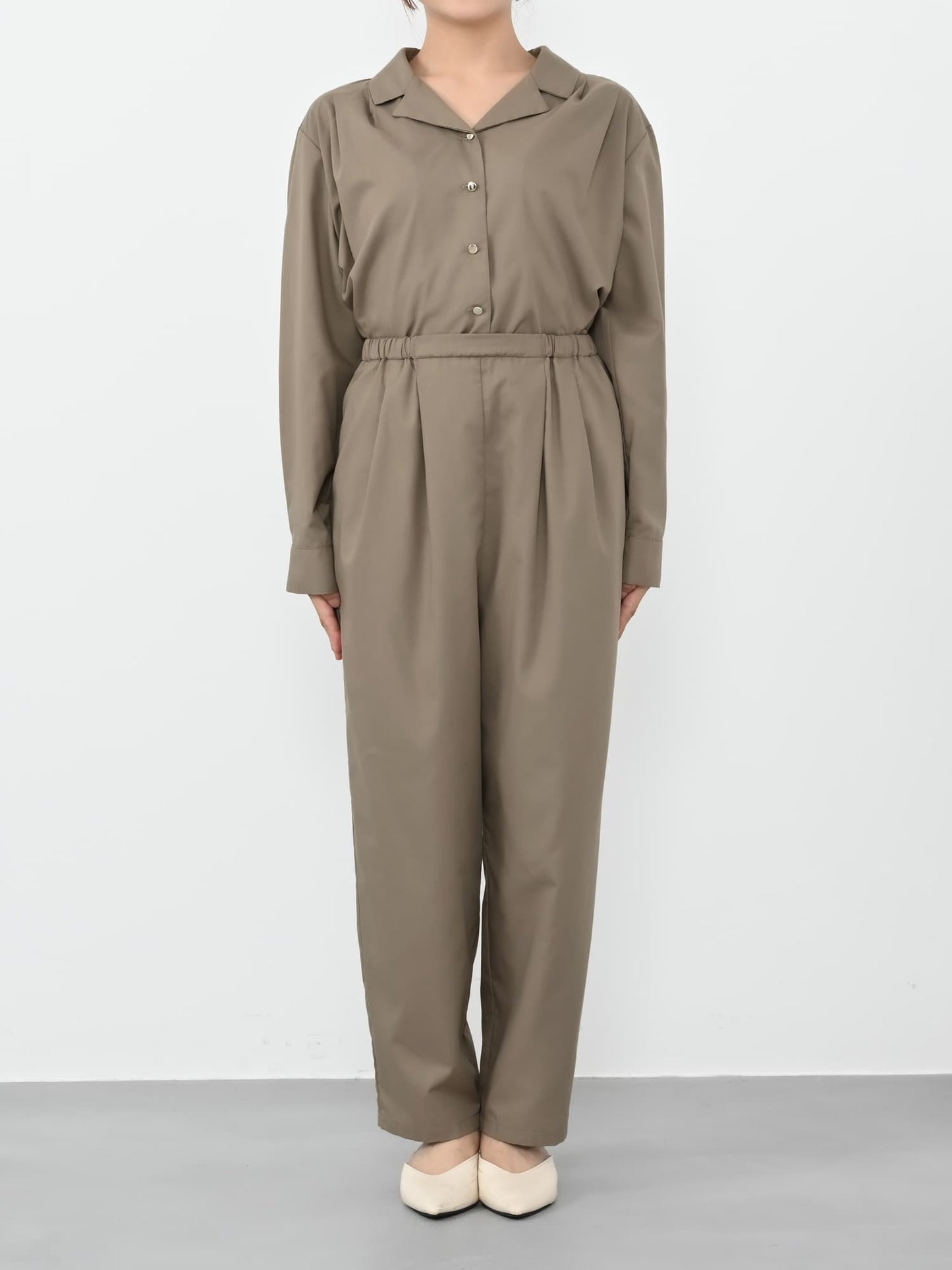 ※こちらが実物のカラーに一番お色味が近くなっております。（グレージュ）<br>143cm | B:73 W:60 H:81 股下:65  | short着用 (ヒールの高さ:3.5cm)