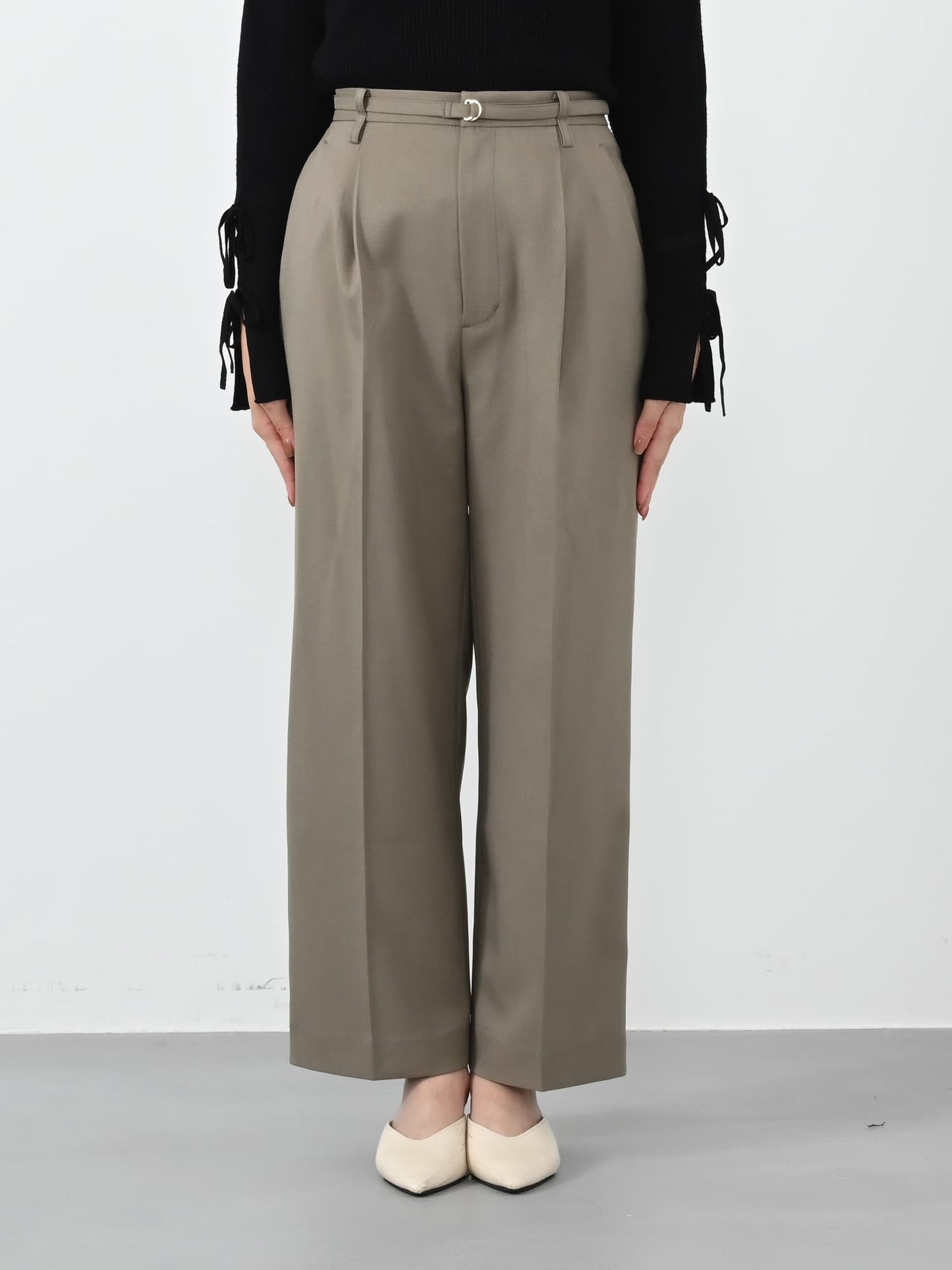 ※こちらが実物のカラーに一番お色味が近くなっております。（グレージュ）<br>149cm | B:77 W:60 H:83 股下:68.5 | regular-XS着用(ヒールの高さ: 3.5cm)