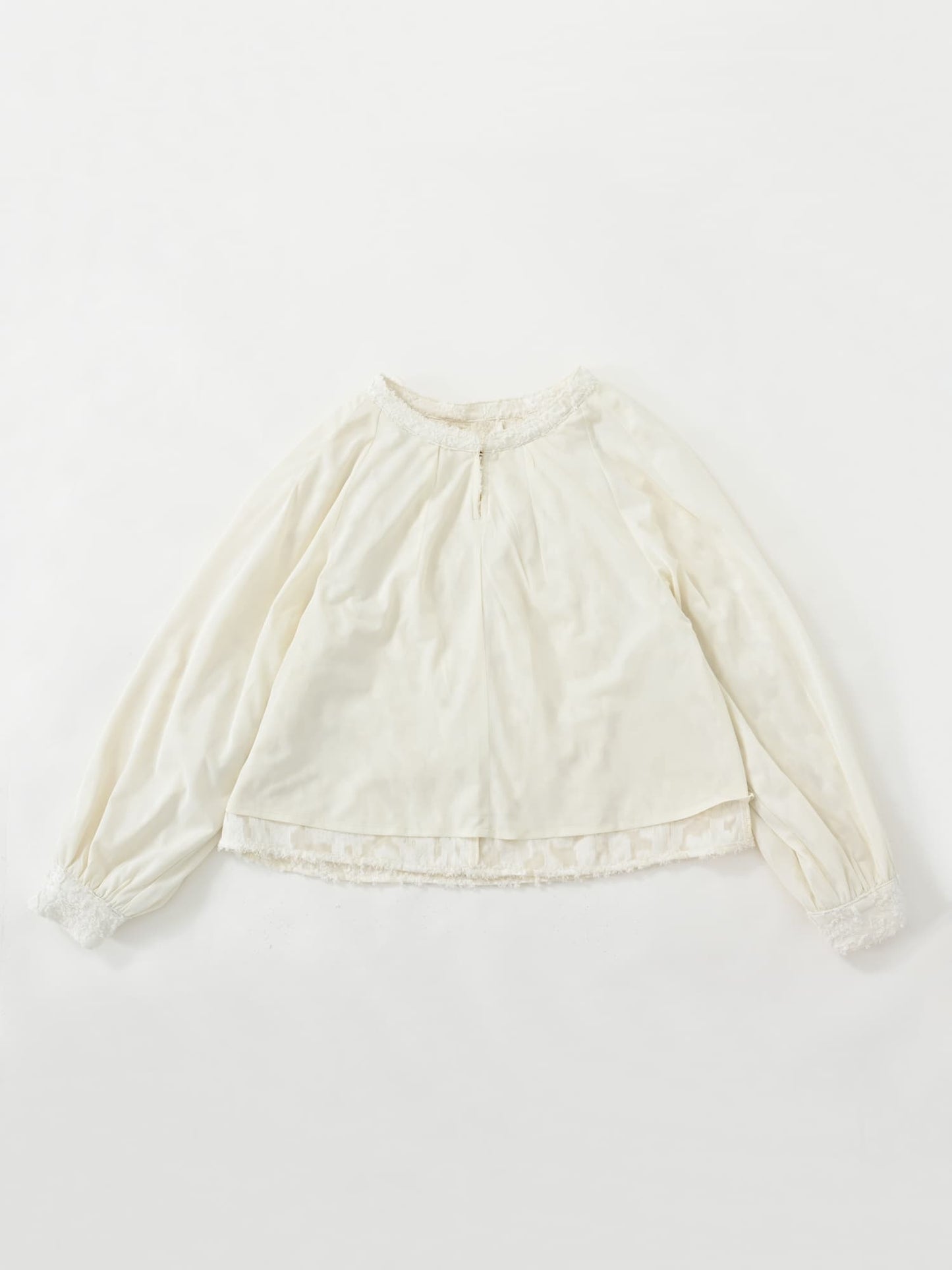 カットジャカードタックデザインブラウス　[通常]