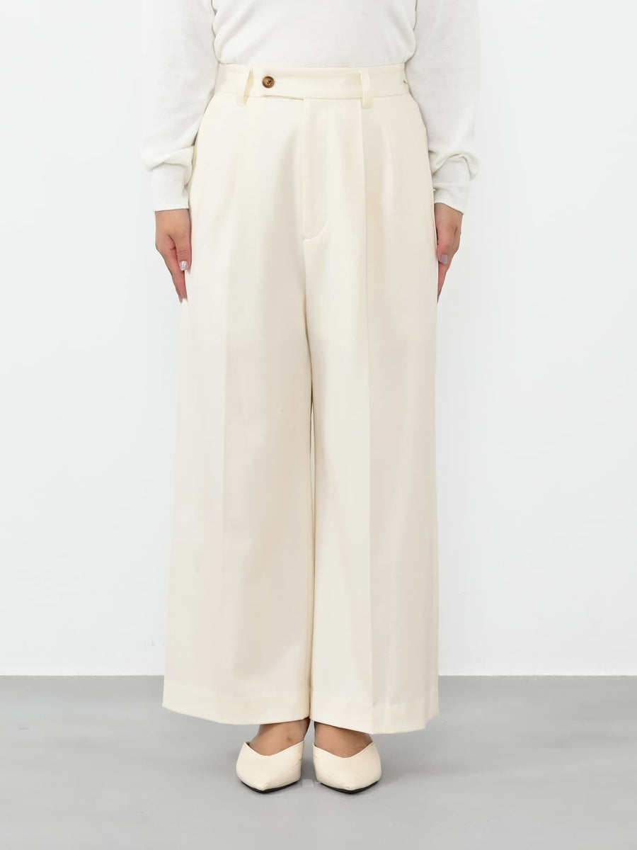 ※こちらが実物のカラーに一番お色味が近くなっております。（アイボリー）<br>144cm | B:80 W:64 H:84 股下:62 | short-XS着用 (ヒールの高さ:3.5cm)