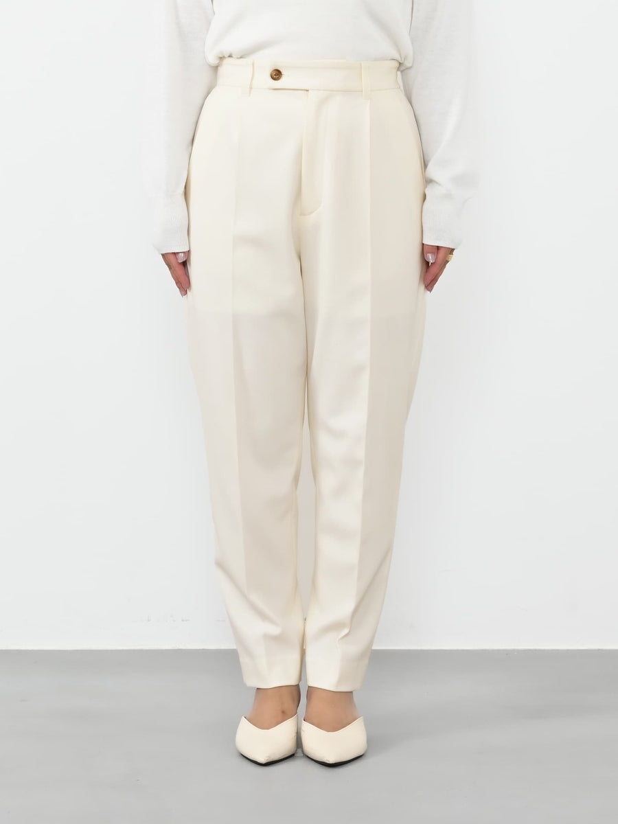 ※こちらが実物のカラーに一番お色味が近くなっております。（アイボリー）<br>144cm | B:80 W:64 H:84 股下:62 | short-XS着用 (ヒールの高さ:3.5cm)