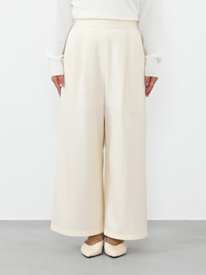 ※こちらが実物のカラーに一番お色味が近くなっております。（アイボリー）<br>144cm | B:80 W:64 H:84 股下:62 | short-XS着用 (ヒールの高さ:3.5cm)