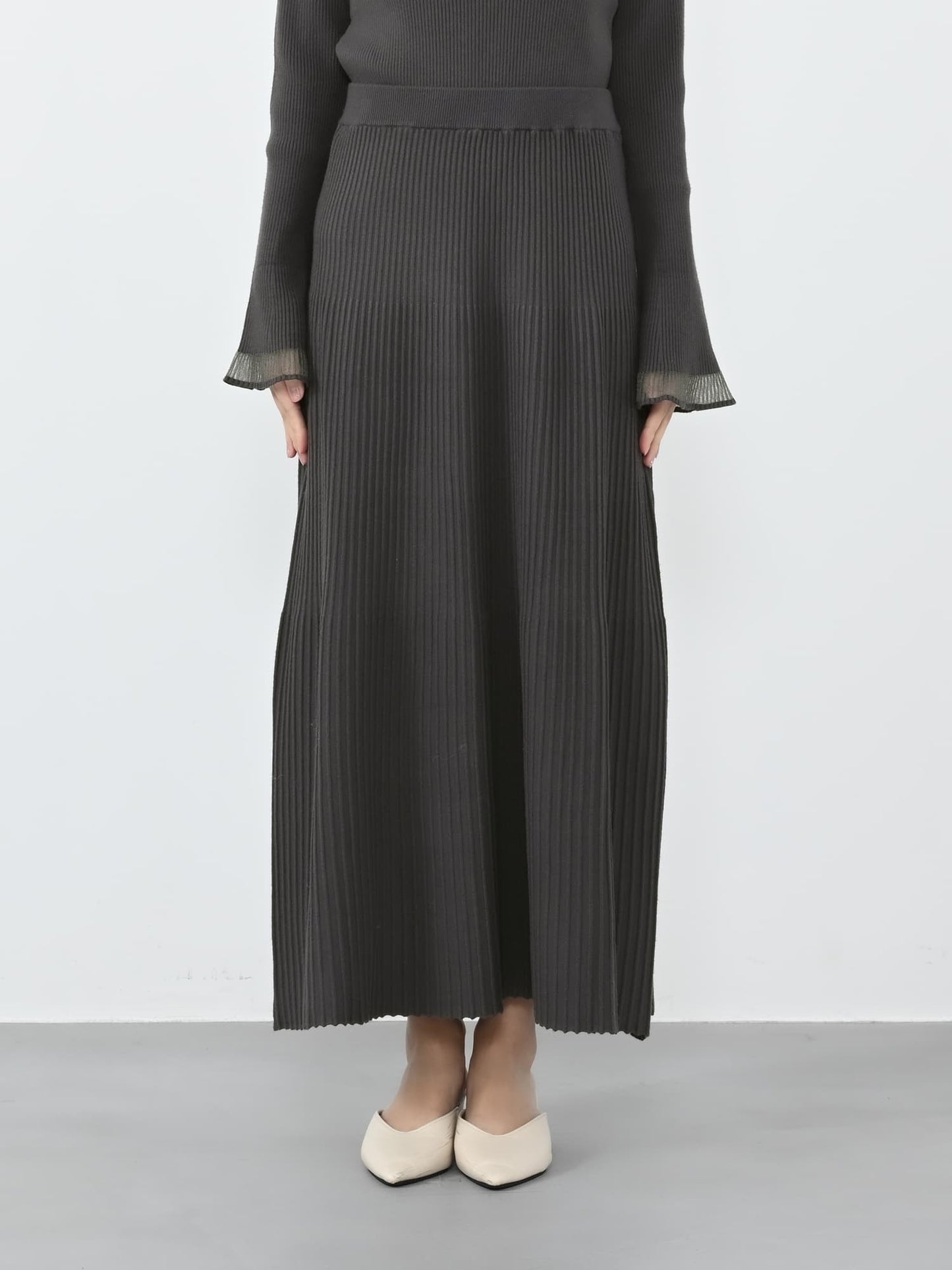 ※こちらが実物のカラーに一番お色味が近くなっております。（チャコール）<br>150cm | B:78 W:56 H:74 股下:69  | regular着用 (ヒールの高さ:3.5cm)