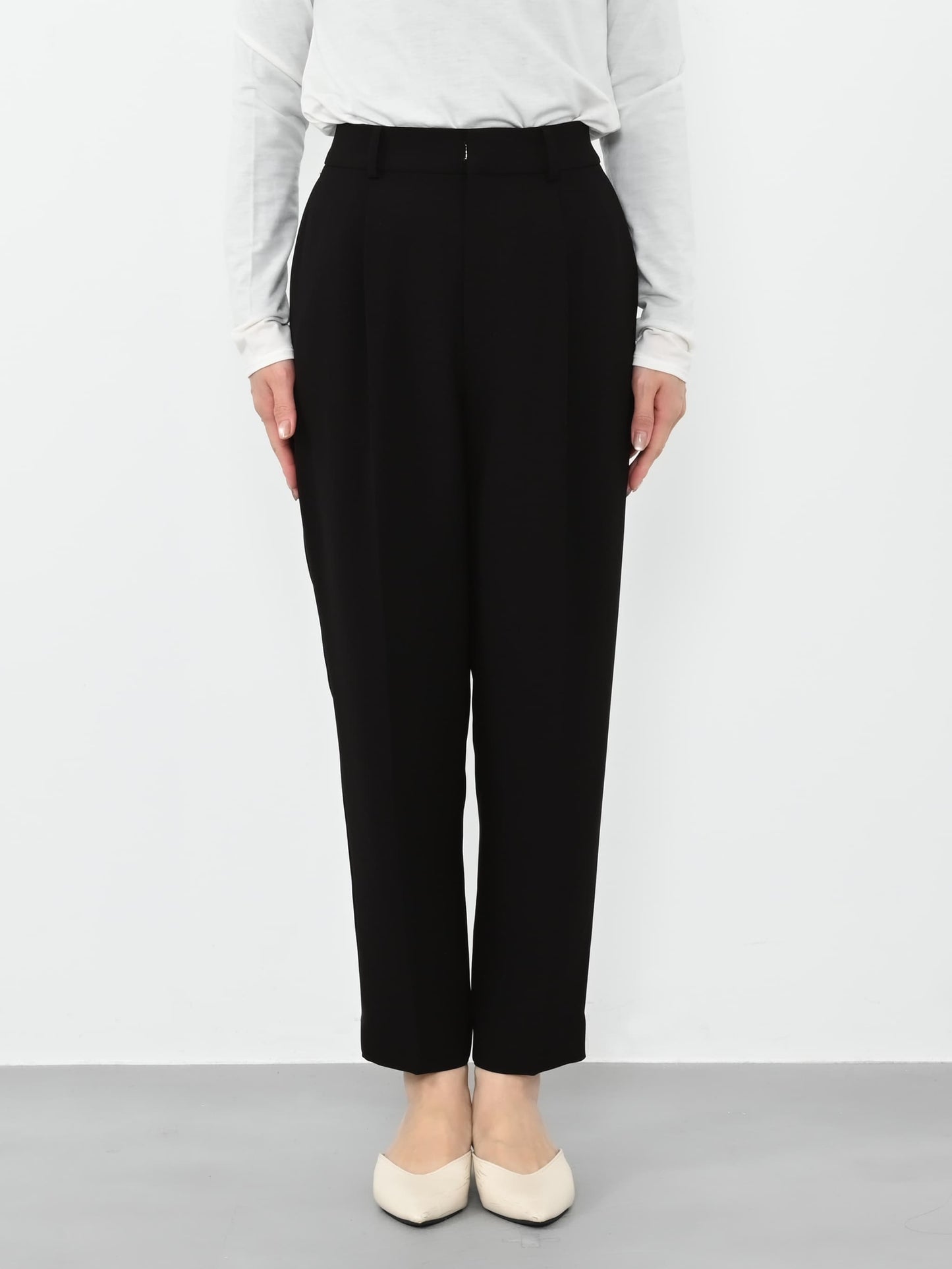 ※こちらが実物のカラーに一番お色味が近くなっております。（ブラック）<br>152cm | B:75 W:59 H:82 股下:70  | regular-XS着用 (ヒールの高さ:3.5cm)