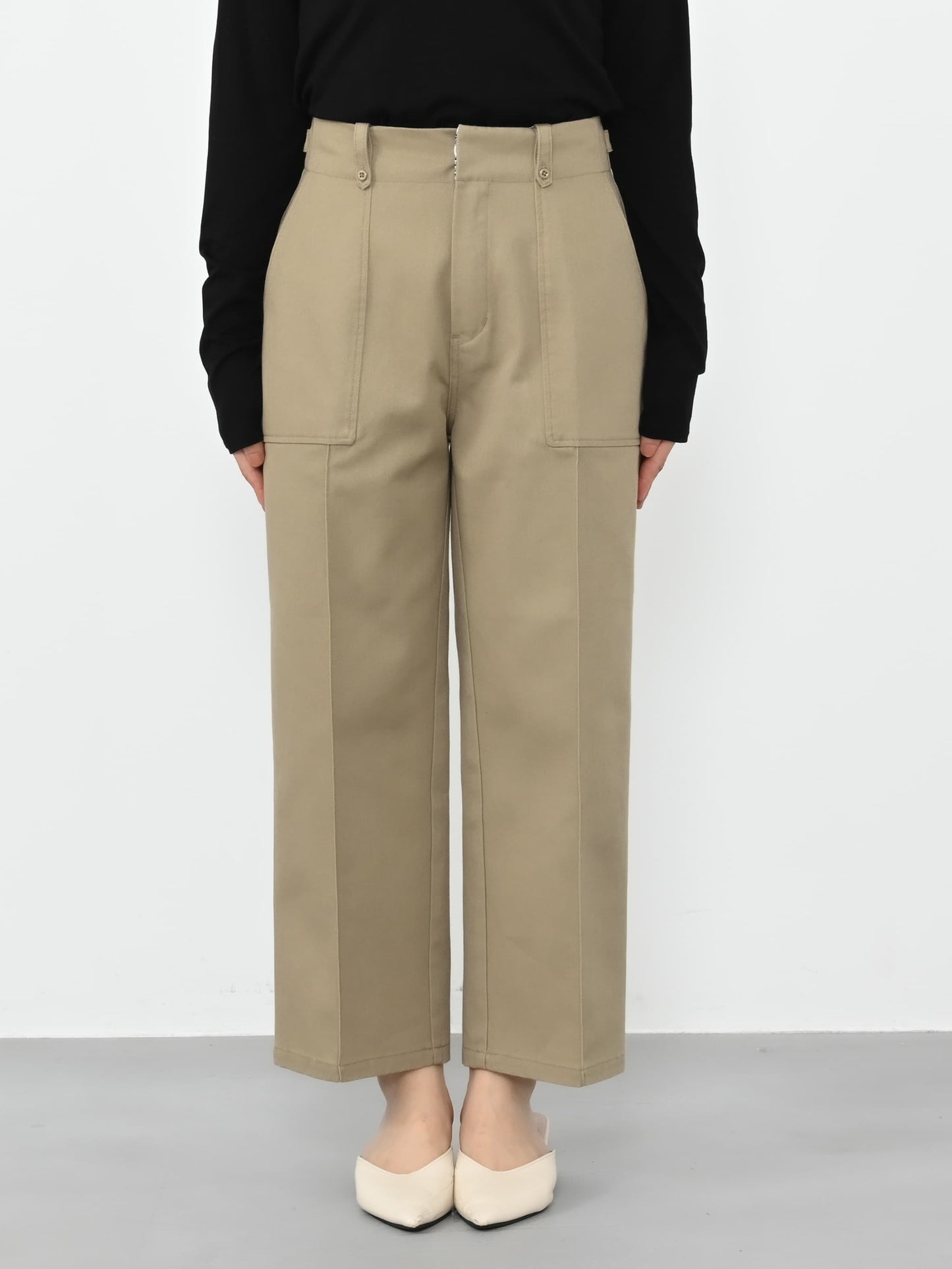 ※こちらが実物のカラーに一番お色味が近くなっております。（カーキ）<br>143cm | B:73 W:60 H:81 股下:65  | short-XS着用 (ヒールの高さ:3.5cm)