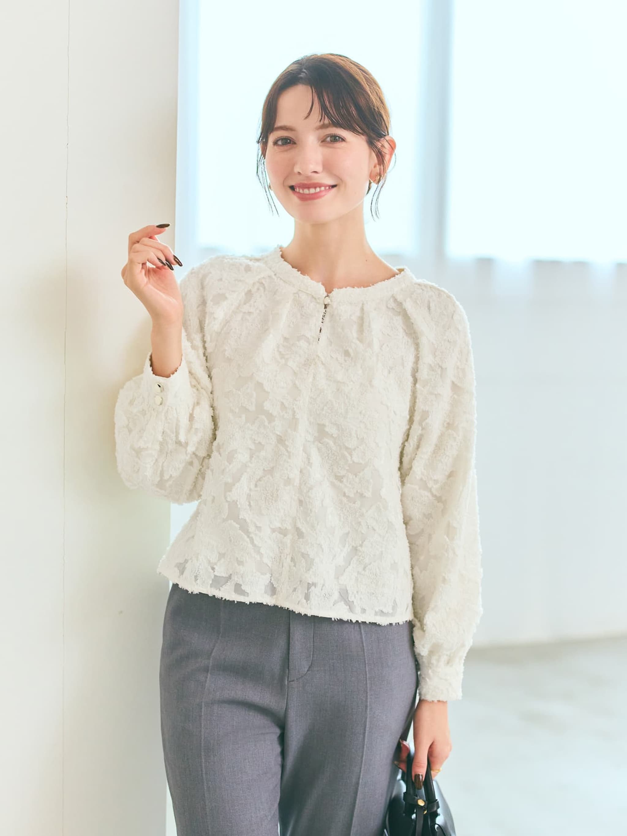 カットジャカードタックデザインブラウス | 小柄・低身長女性向け