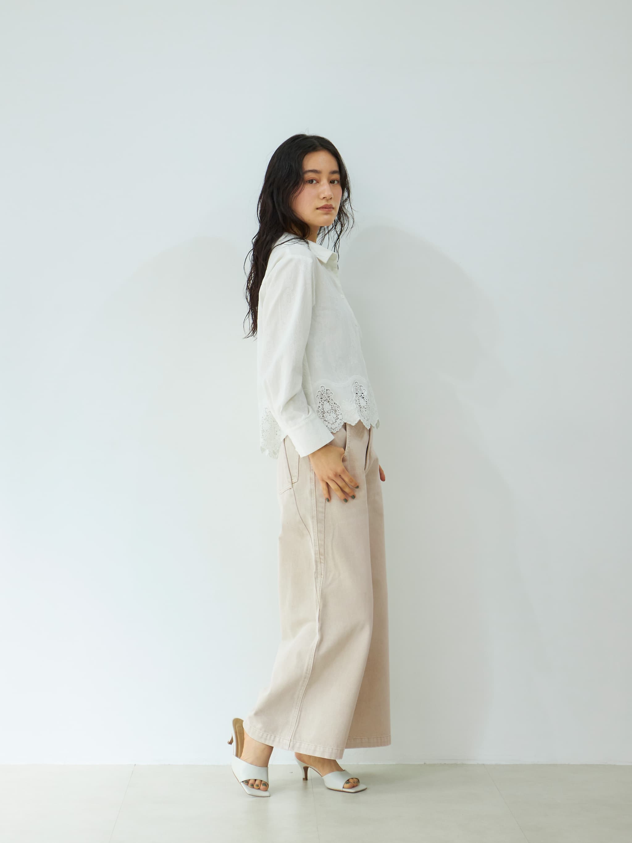 【新品】¥19,000 エストラーダエンブロイダリースカラップシャツ エンブロイダリースカラップシャツ | 小柄・低身長女性向け