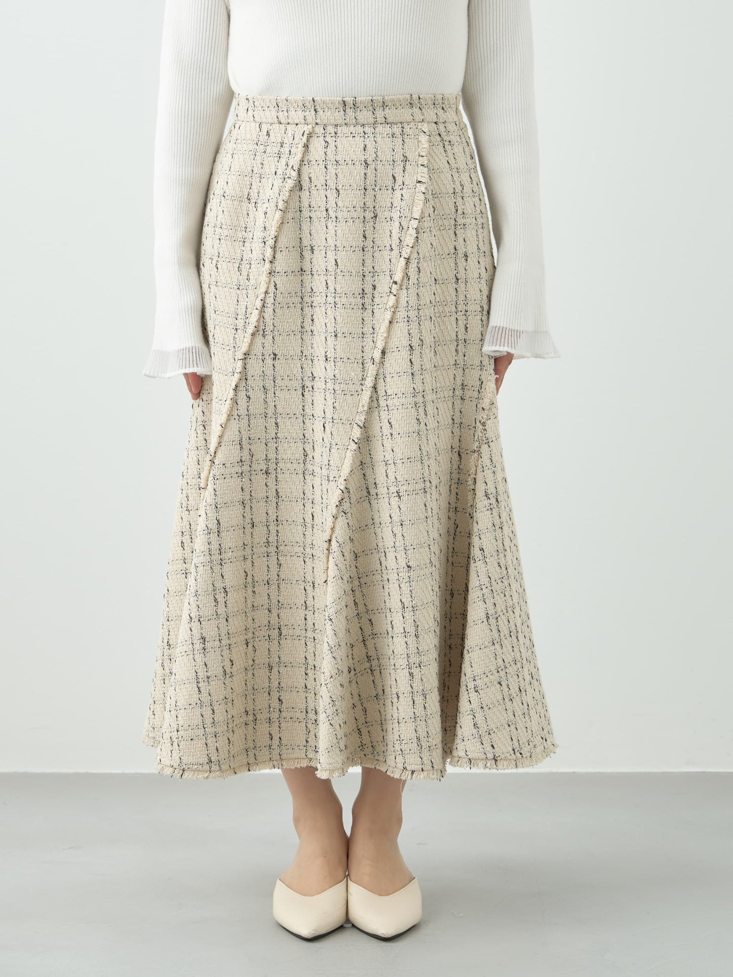 ※こちらが実物のカラーに一番お色味が近くなっております。（アイボリー）<br>143cm | B:73 W:60 H:81 股下:65  | short-XS着用 (ヒールの高さ: 3.5cm)