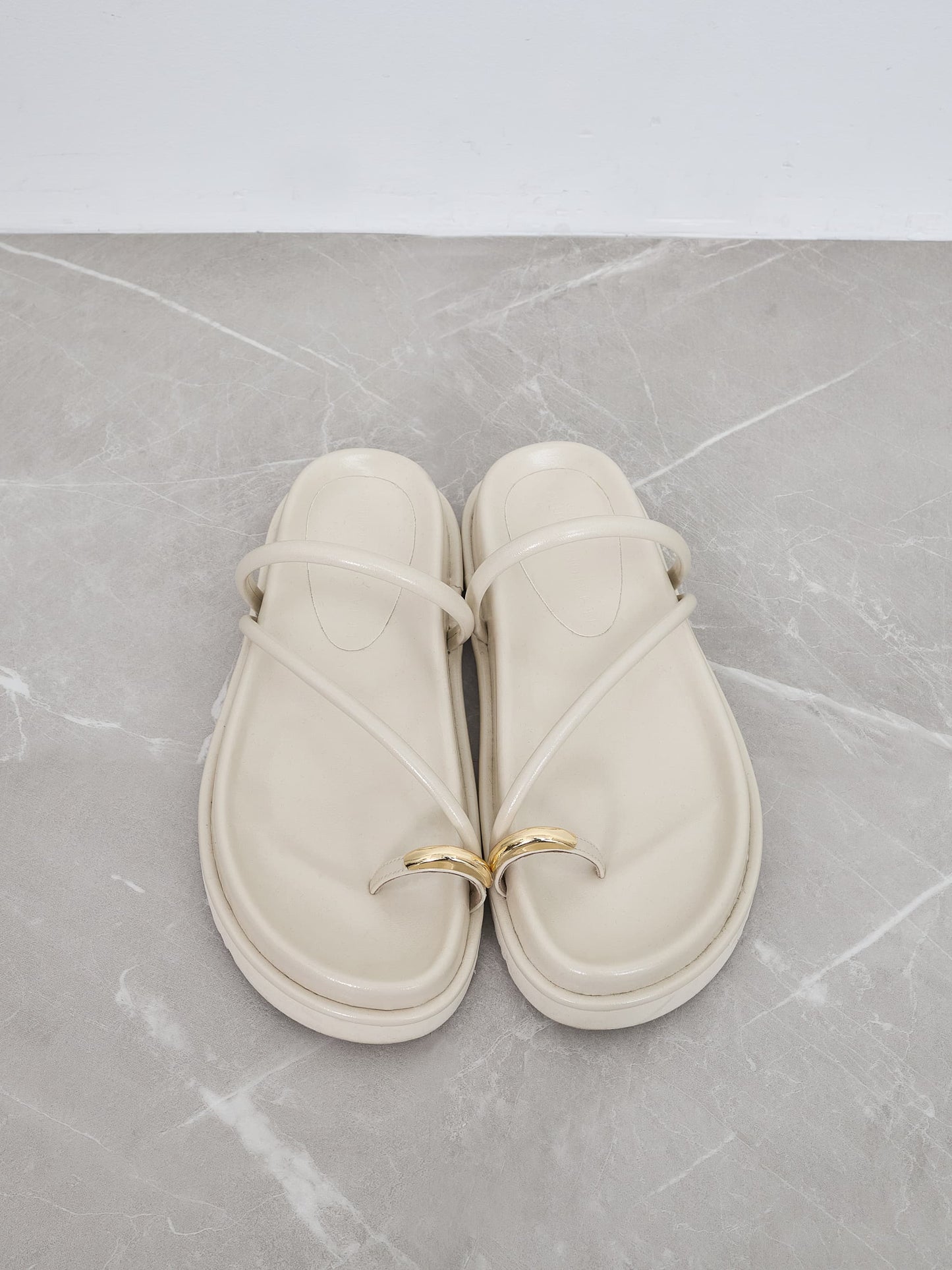 ※こちらが実物のカラーに一番お色味が近くなっております。（アイボリー）