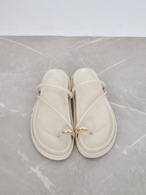 ※こちらが実物のカラーに一番お色味が近くなっております。（アイボリー）