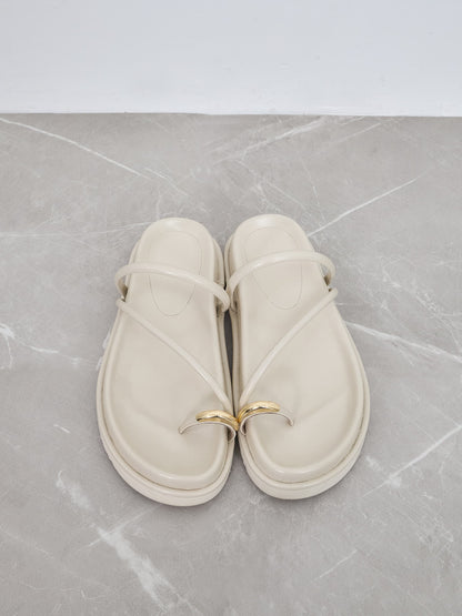 ※こちらが実物のカラーに一番お色味が近くなっております。（アイボリー）