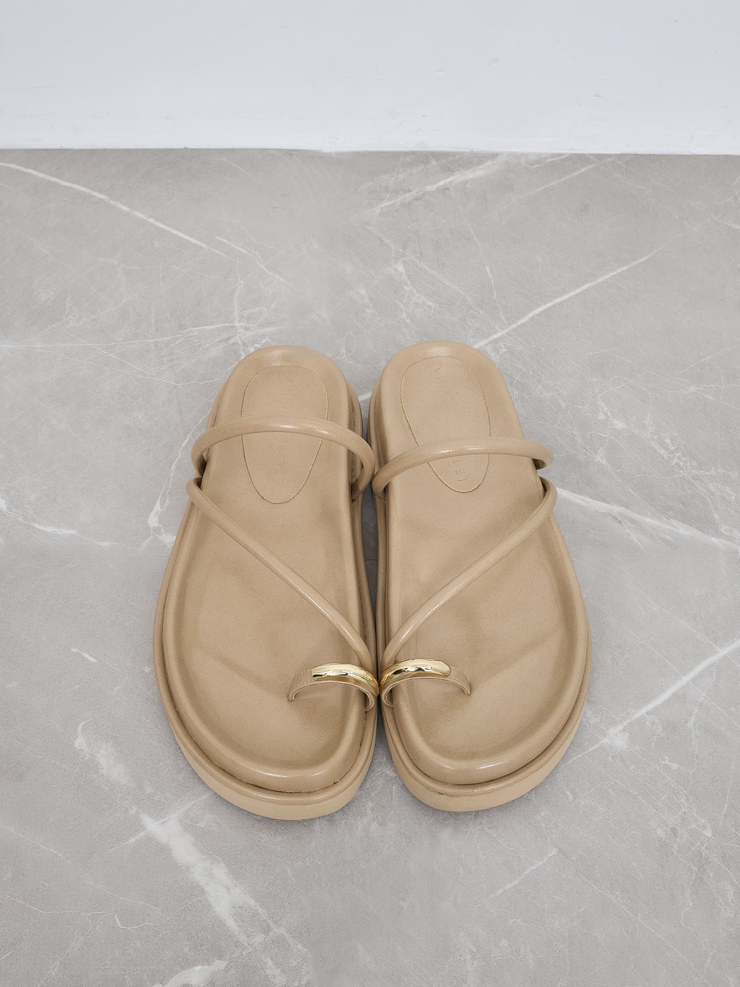 ※こちらが実物のカラーに一番お色味が近くなっております。（ベージュ）