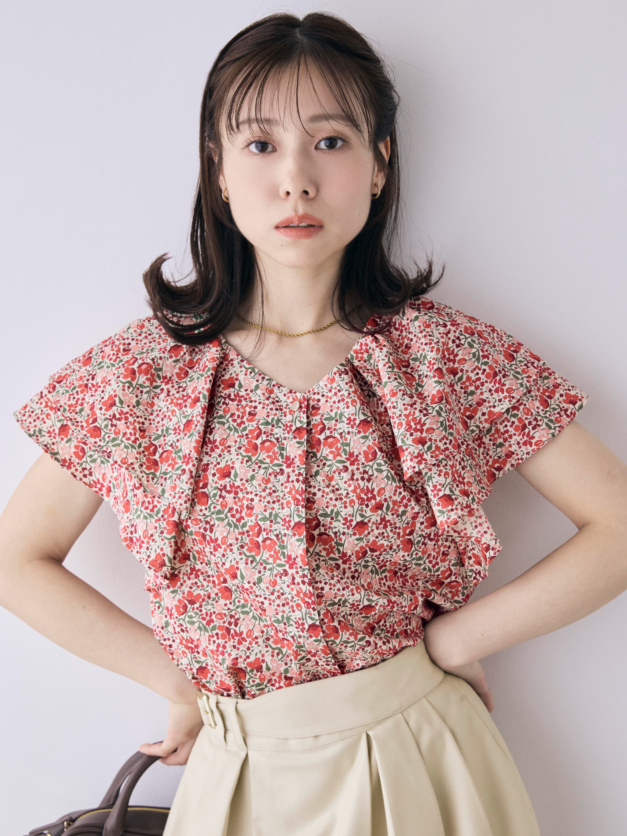 【Cherry】ラッフルスリーブストレッチブラウス COHINA MADE WITH LIBERTY FABRIC】ラッフルスリーブブラウス | 小柄