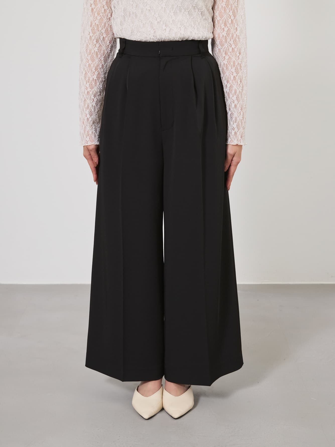 ※こちらが実物のカラーに一番お色味が近くなっております。（ブラック）<br>149cm | B:77 W:60 H:83 股下:68.5 | regular-XS着用 (ヒールの高さ: 3.5cm) 