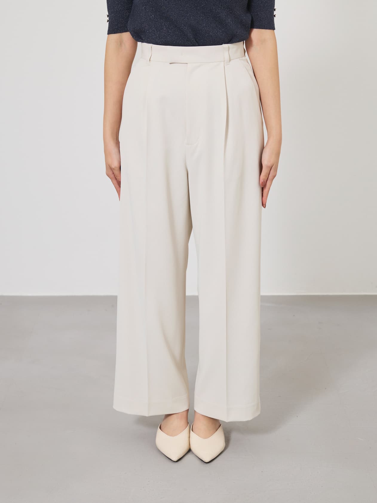 ※こちらが実物のカラーに一番お色味が近くなっております。（アイボリー）<br>149cm | B:77 W:60 H:83 股下:68.5 | regular-XS着用 (ヒールの高さ: 3.5cm) 