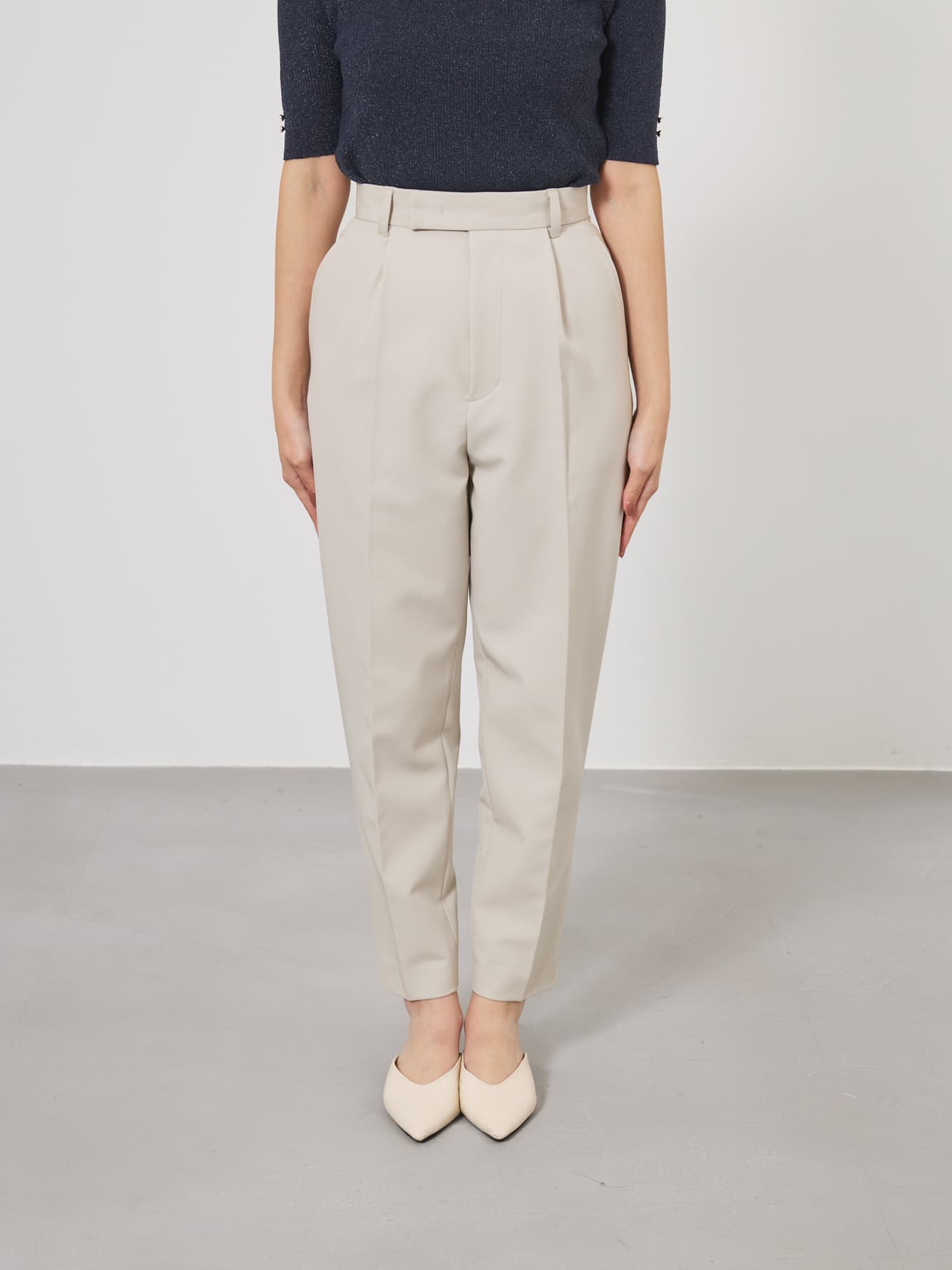 ※こちらが実物のカラーに一番お色味が近くなっております。（ライトベージュ）<br>149cm | B:77 W:60 H:83 股下:68.5 | regular-XS着用 (ヒールの高さ:3.5cm)