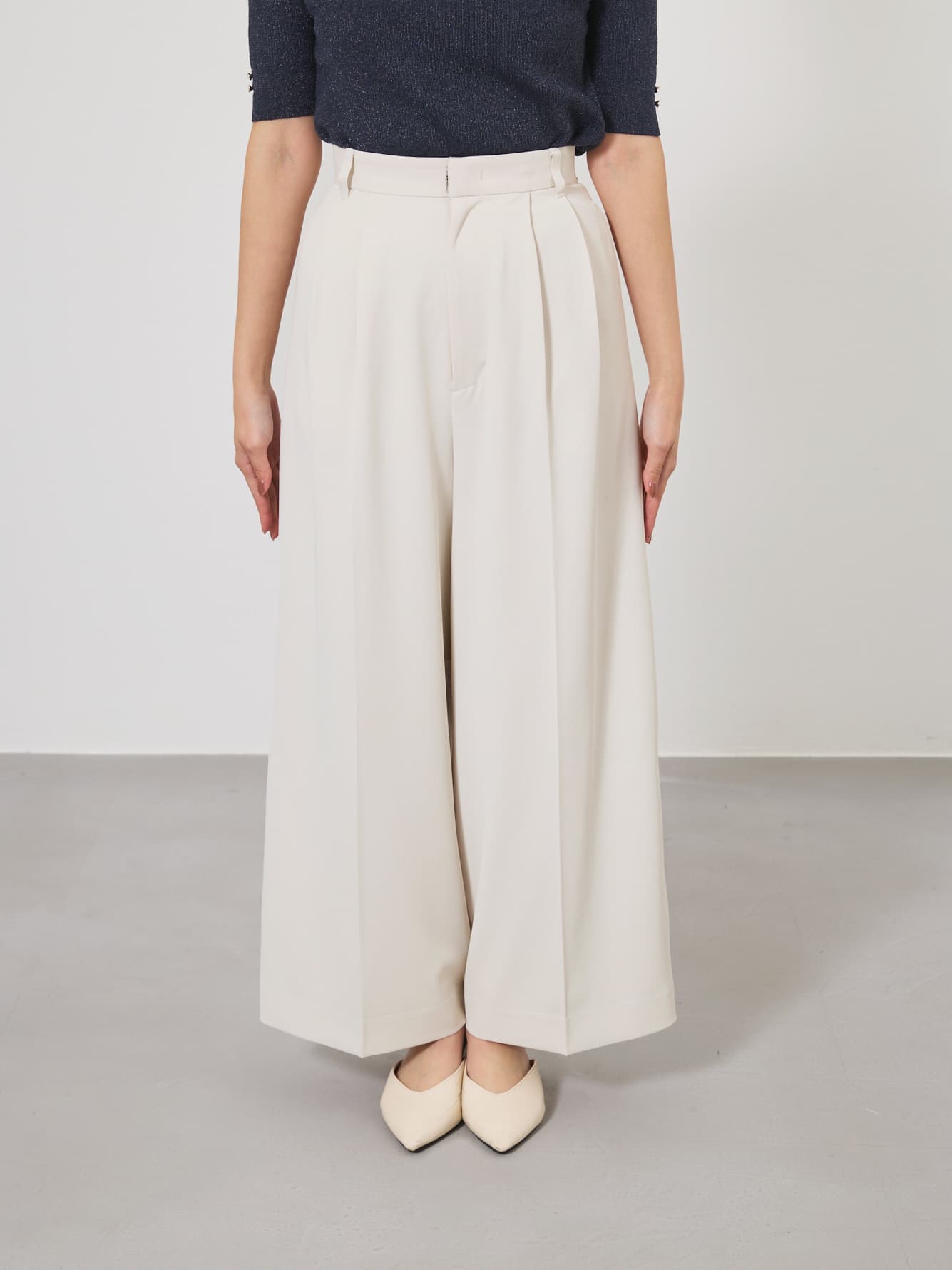 ※こちらが実物のカラーに一番お色味が近くなっております。（アイボリー）<br>149cm | B:77 W:60 H:83 股下:68.5 | regular-XS着用 (ヒールの高さ: 3.5cm) 