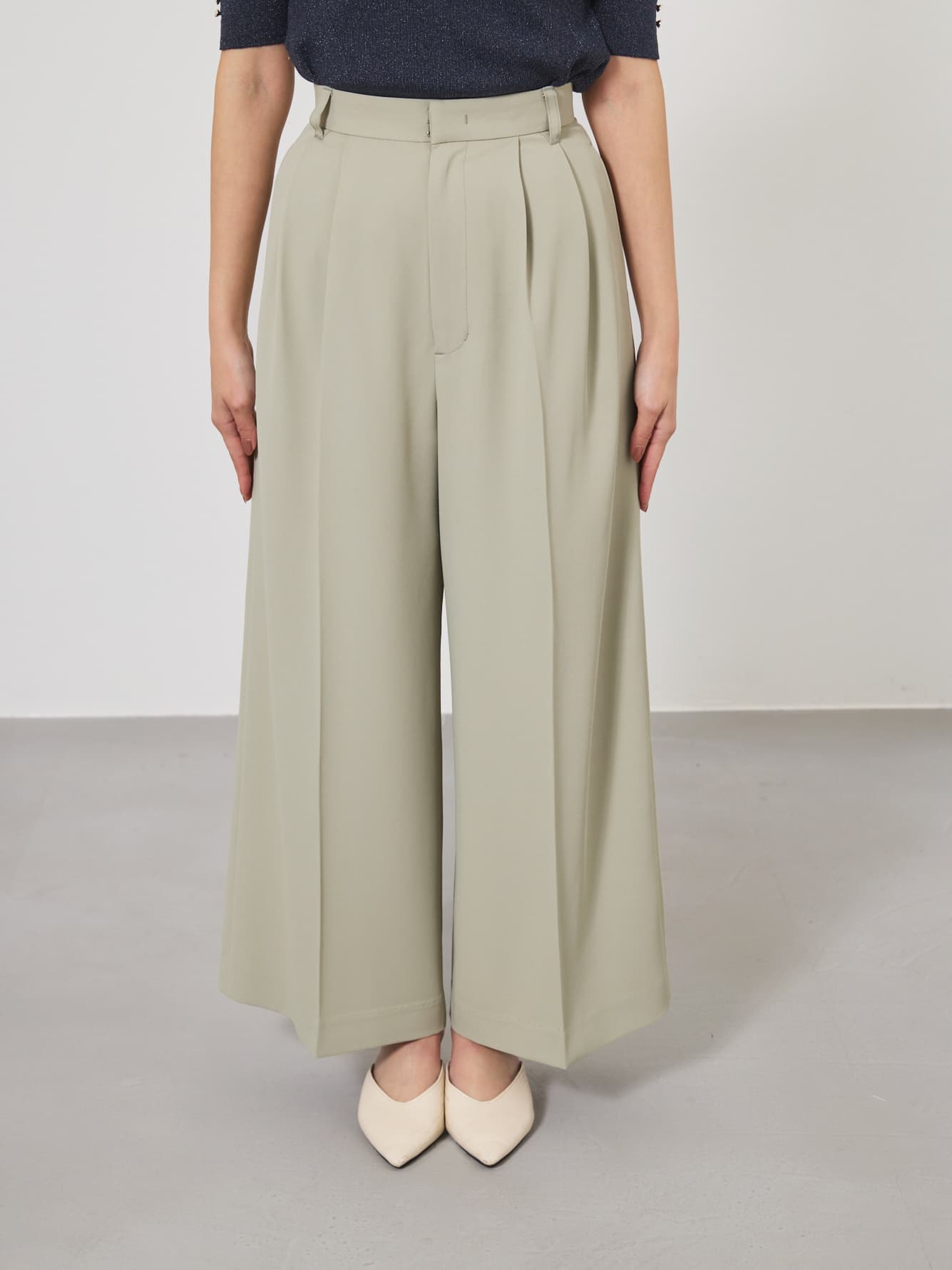 ※こちらが実物のカラーに一番お色味が近くなっております。（グリーン）<br>149cm | B:77 W:60 H:83 股下:68.5 | regular-XS着用 (ヒールの高さ: 3.5cm) 