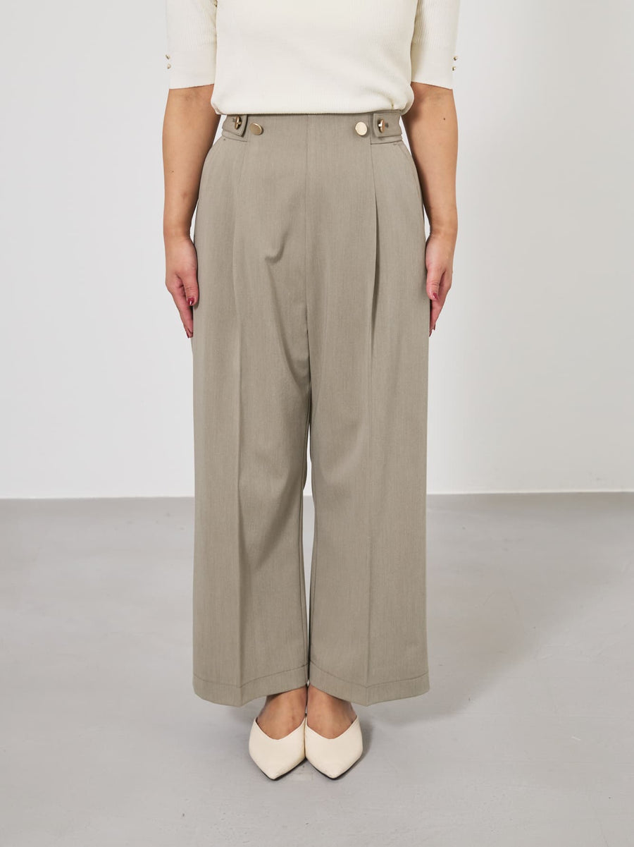 ※こちらが実物のカラーに一番お色味が近くなっております。（カーキグレージュ）<br>144cm | B:80 W:64 H:84 股下:62| short-XS着用(ヒールの高さ: 3.5cm)