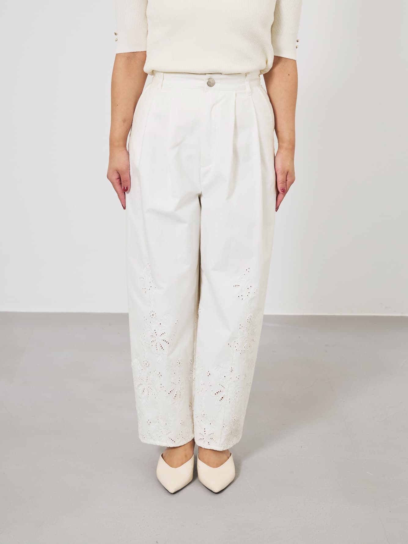 ※こちらが実物のカラーに一番お色味が近くなっております。（オフホワイト）<br>144cm | B:80 W:64 H:84 股下:62 | short-XS着用 (ヒールの高さ: 3.5cm)