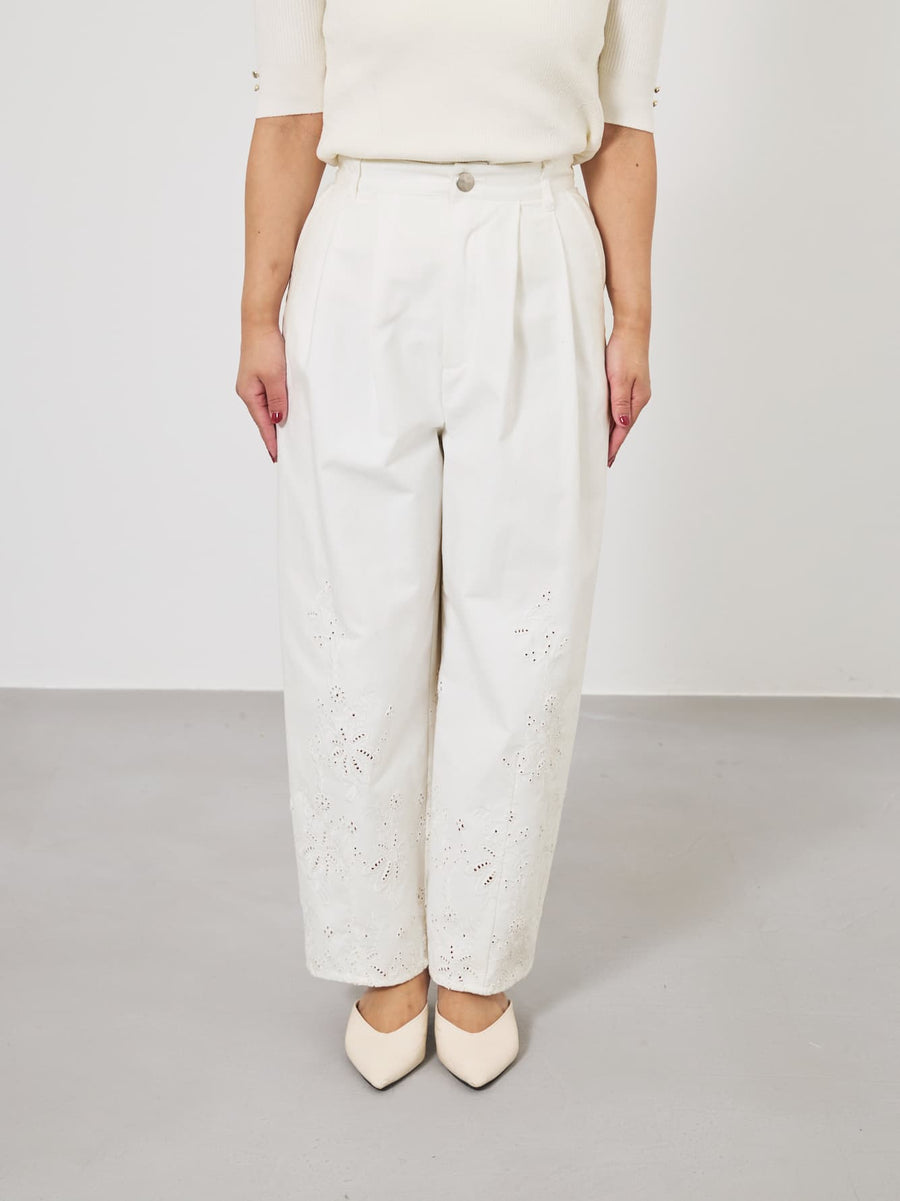 ※こちらが実物のカラーに一番お色味が近くなっております。（オフホワイト）<br>144cm | B:80 W:64 H:84 股下:62 | short-XS着用 (ヒールの高さ: 3.5cm)