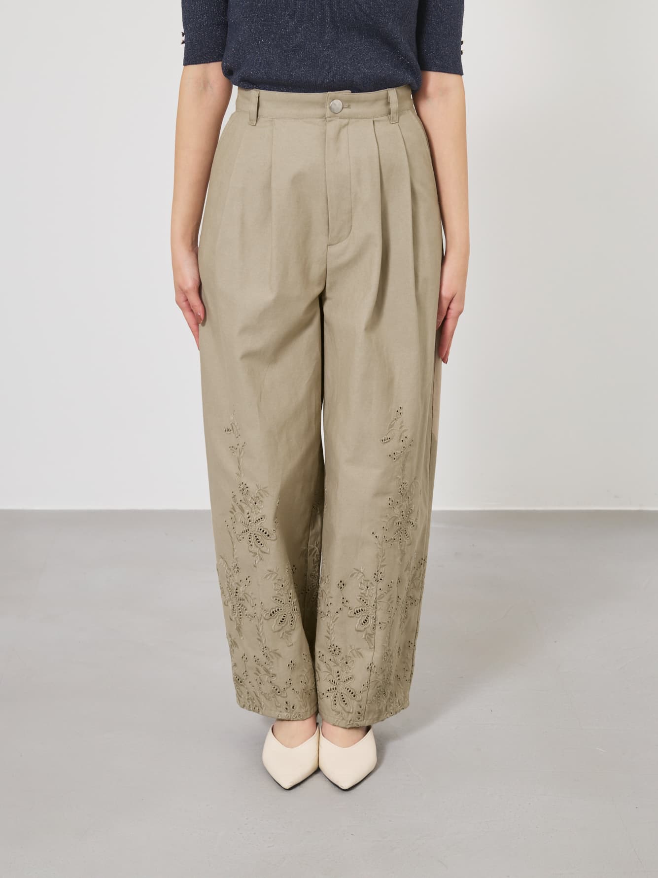 ※こちらが実物のカラーに一番お色味が近くなっております。（ベージュ）<br>149cm | B:77 W:60 H:83 股下:68.5 | regular-XS着用 (ヒールの高さ: 3.5cm)