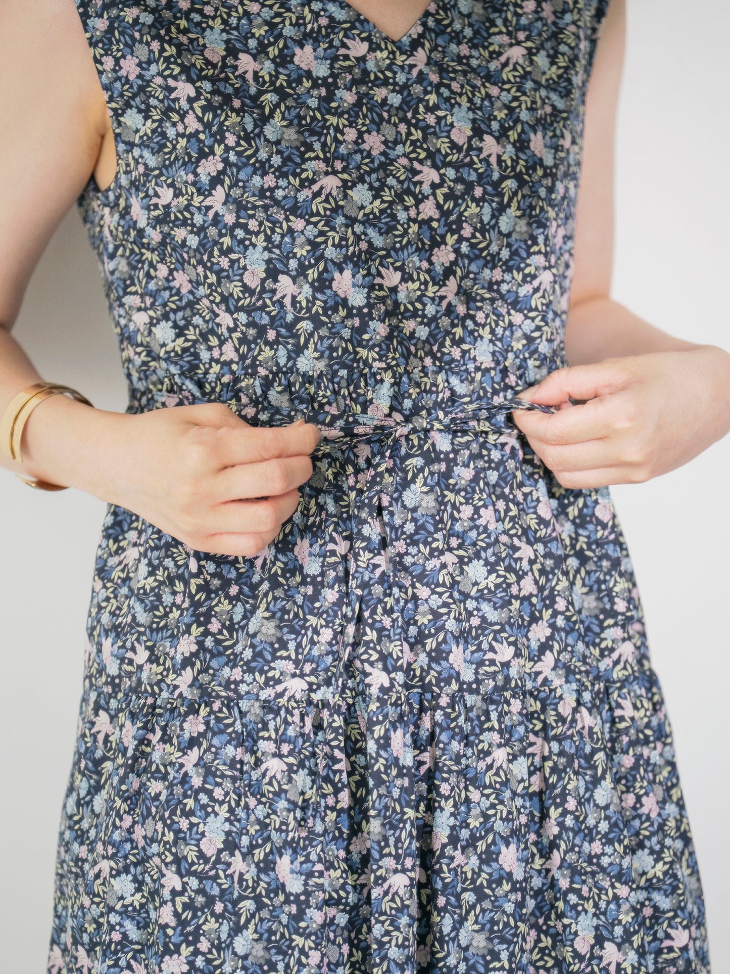 【COHINA MADE WITH LIBERTY FABRIC】ノースリーブリボンベルトワンピース-short & regular　[通常]