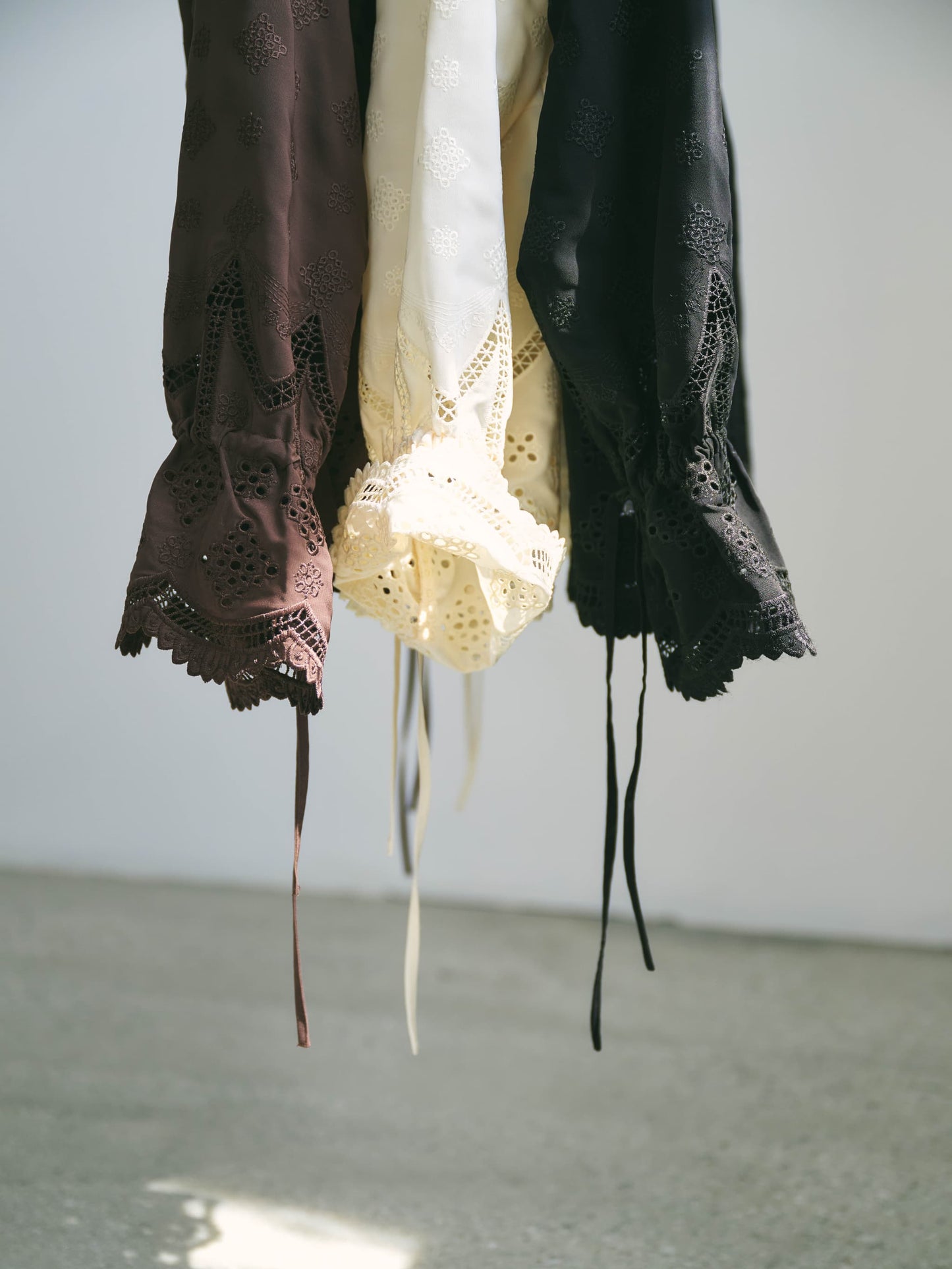 エンブロイダリーリボンスリーブブラウス　[通常]