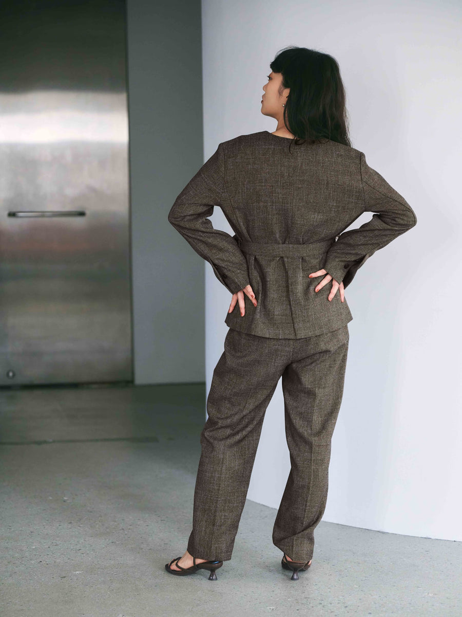 ベルト付きノーカラージャケット　[通常]