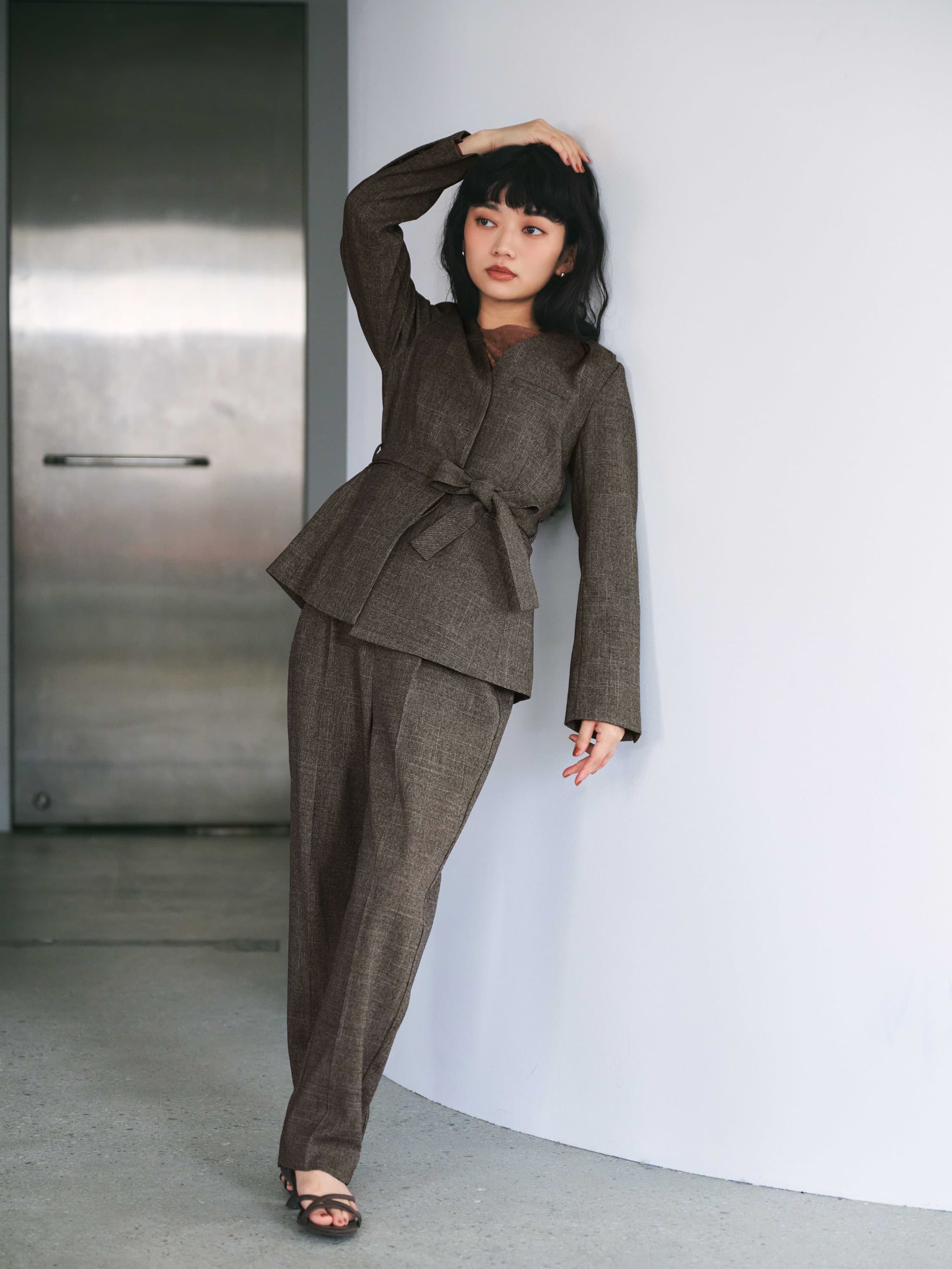 ベルト付きノーカラージャケット | 小柄・低身長女性向けファッション