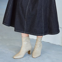 ライトベージュ