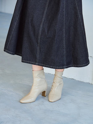 148cm | B:72 W:61 H:88 股下:68 | 23.0〜23.5cm着用着用