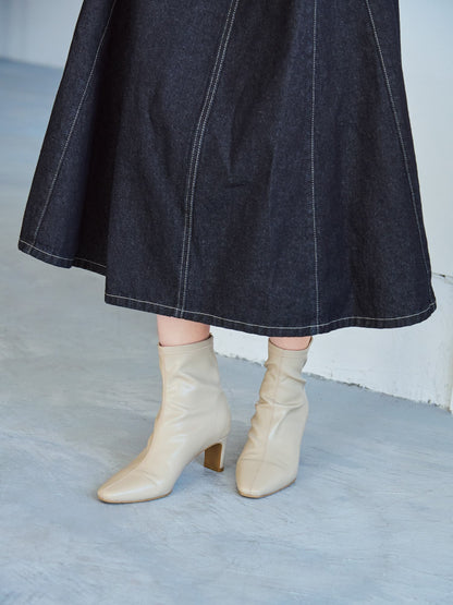 148cm | B:72 W:61 H:88 股下:68 | 23.0〜23.5cm着用着用