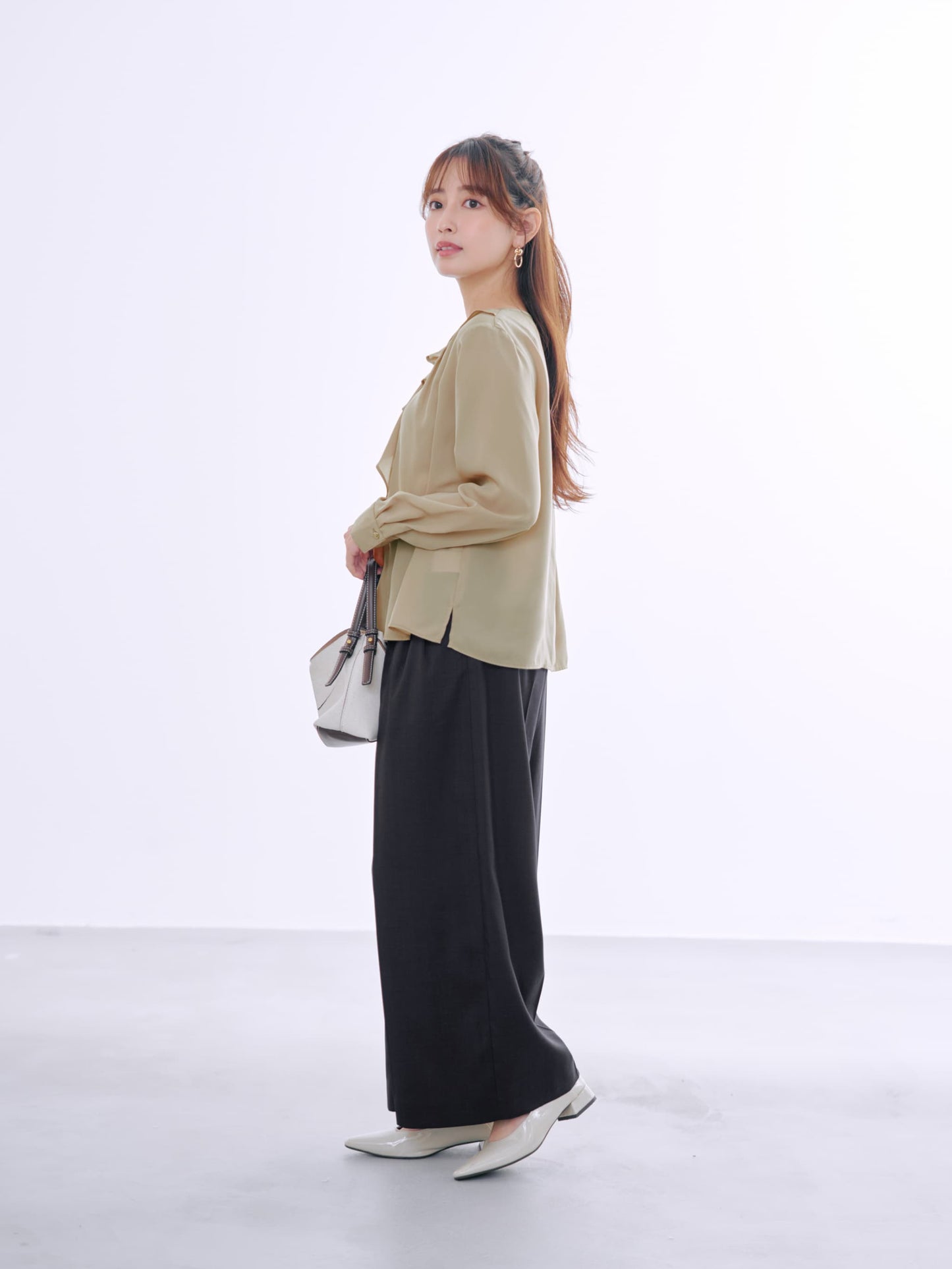 ラッフルカラーデザインブラウス　[通常]