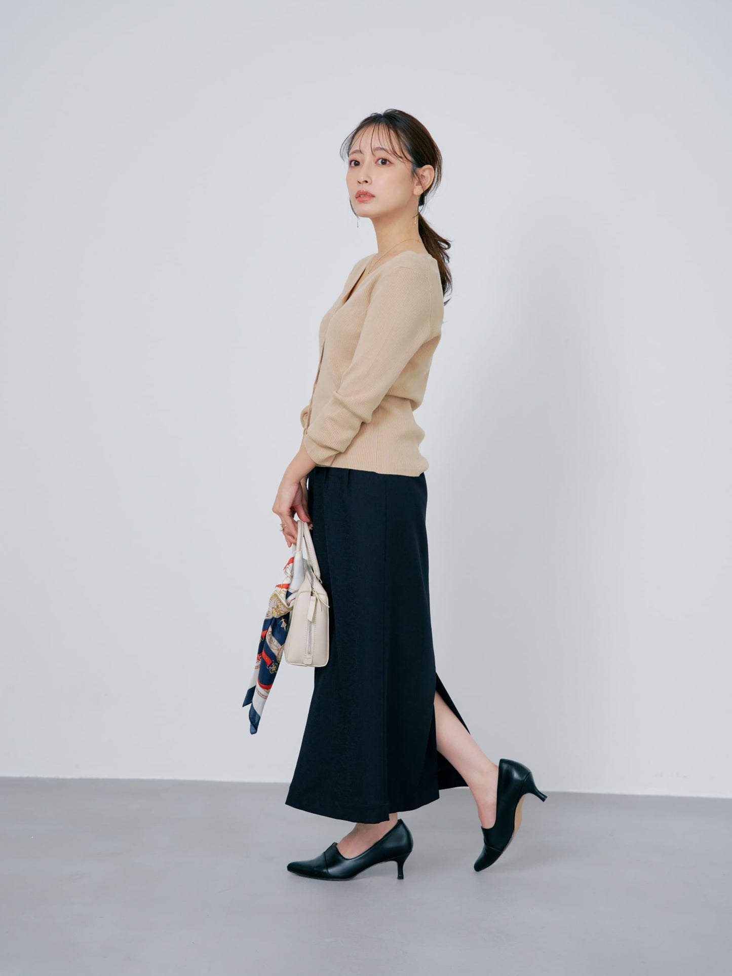 シルキーコットンゴールドボタンニットカーディガン　[通常]