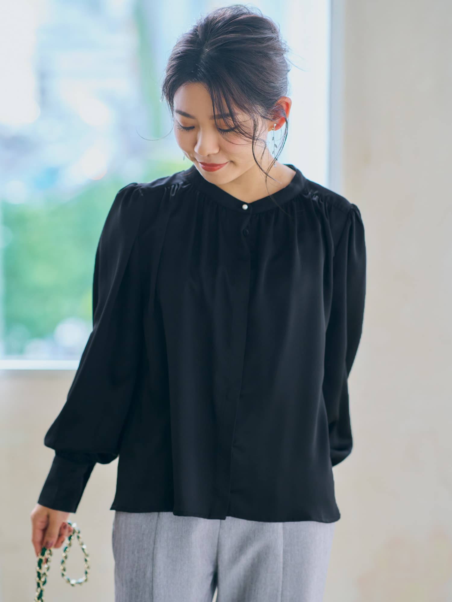 サテンギャザーパールボタンブラウス | 小柄・低身長女性向け